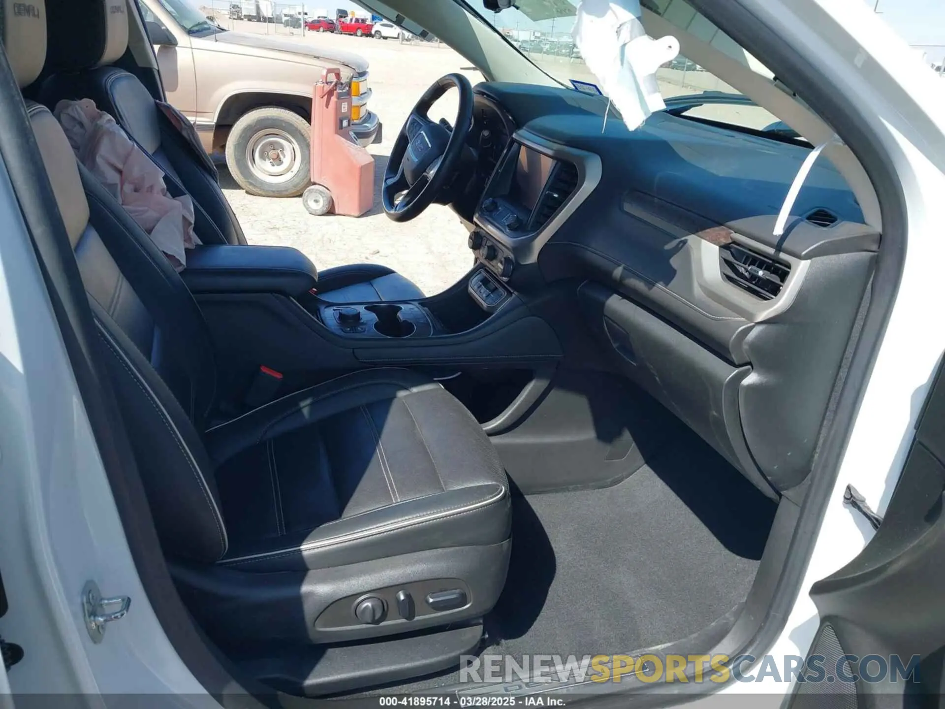 5 Photograph of a damaged car 1GKKNXLS1NZ115438 GMC ACADIA 2022