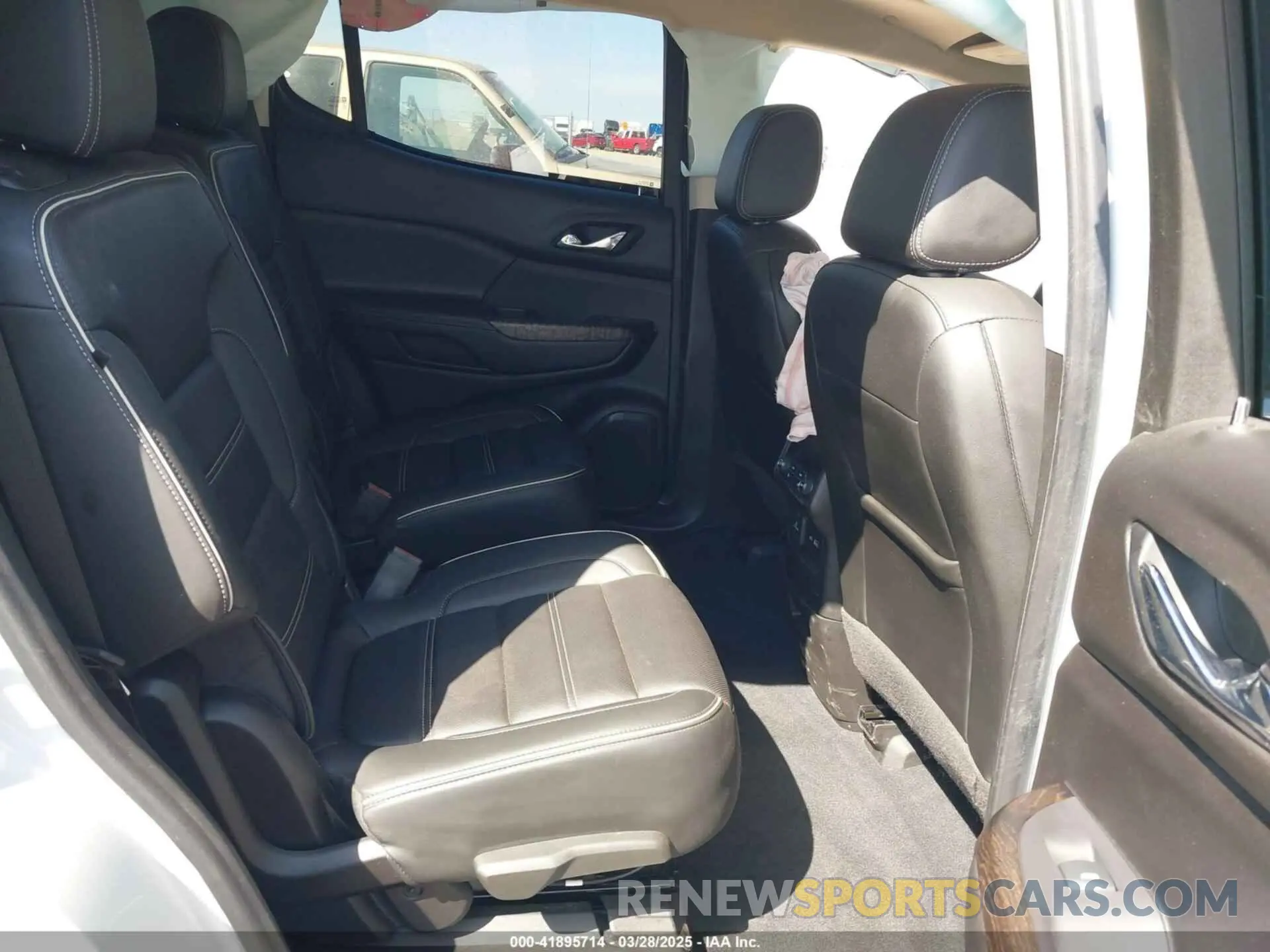 8 Photograph of a damaged car 1GKKNXLS1NZ115438 GMC ACADIA 2022