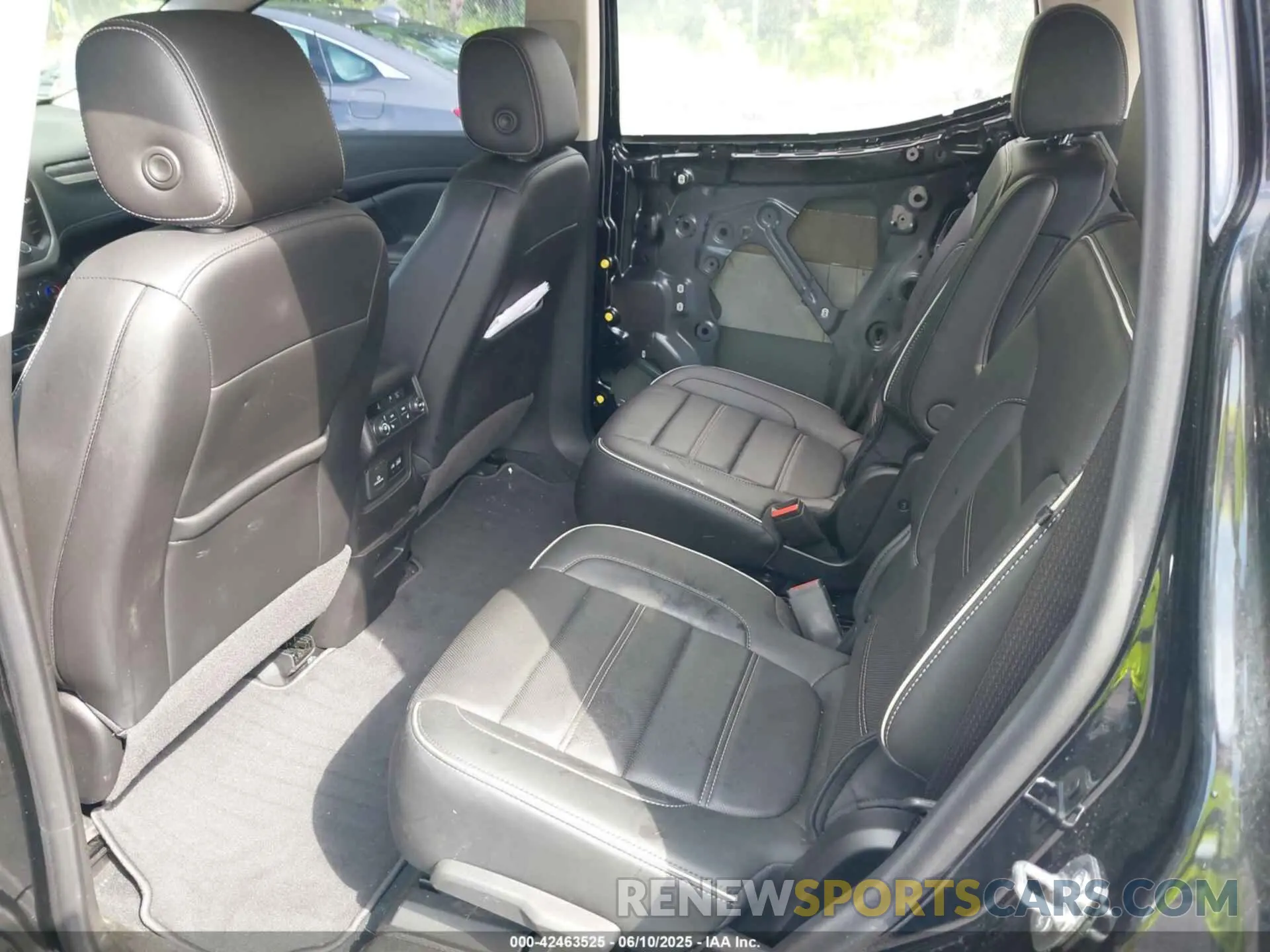 8 Photograph of a damaged car 1GKKNXLSXNZ175038 GMC ACADIA 2022