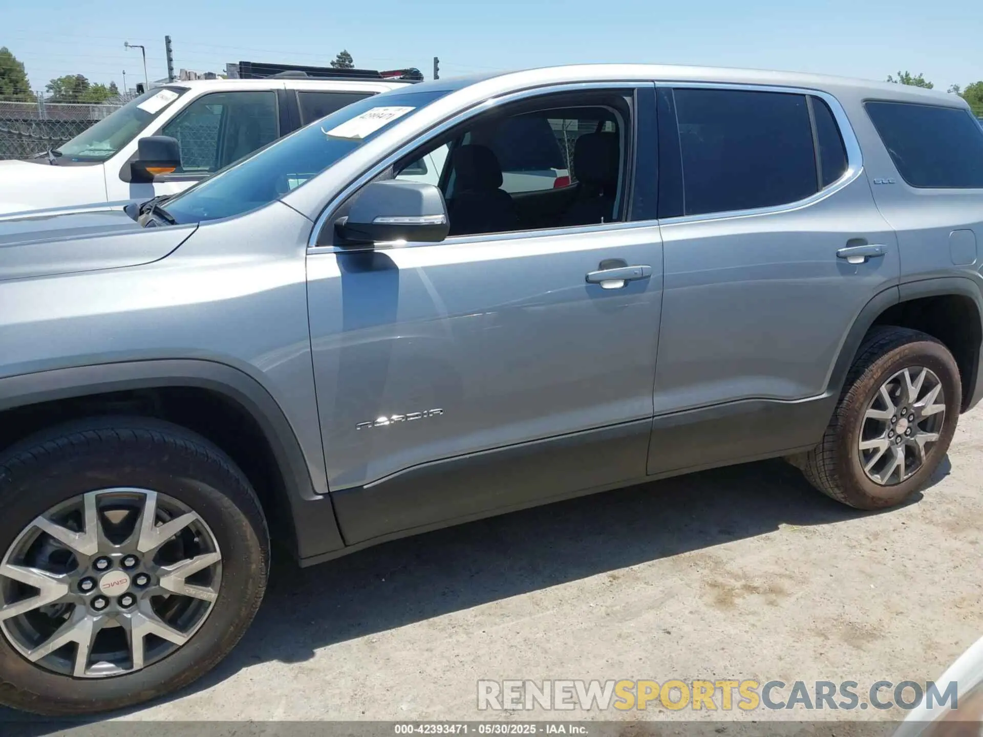 14 Photograph of a damaged car 1GKKNKL42PZ208315 GMC ACADIA 2023