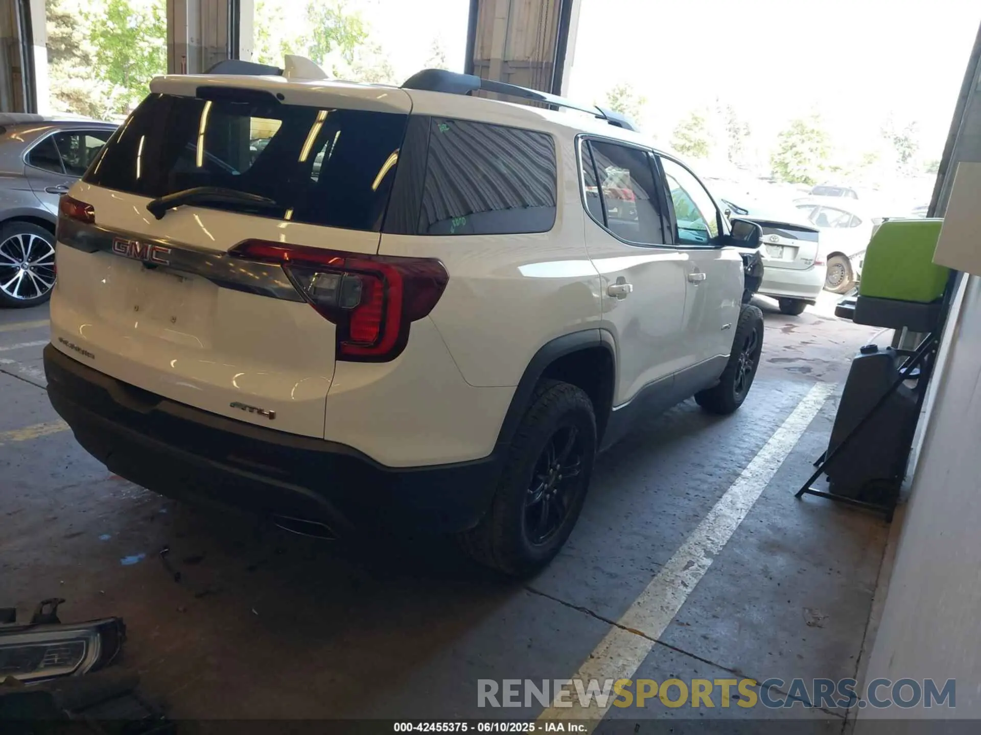 4 Photograph of a damaged car 1GKKNLLS1PZ203854 GMC ACADIA 2023