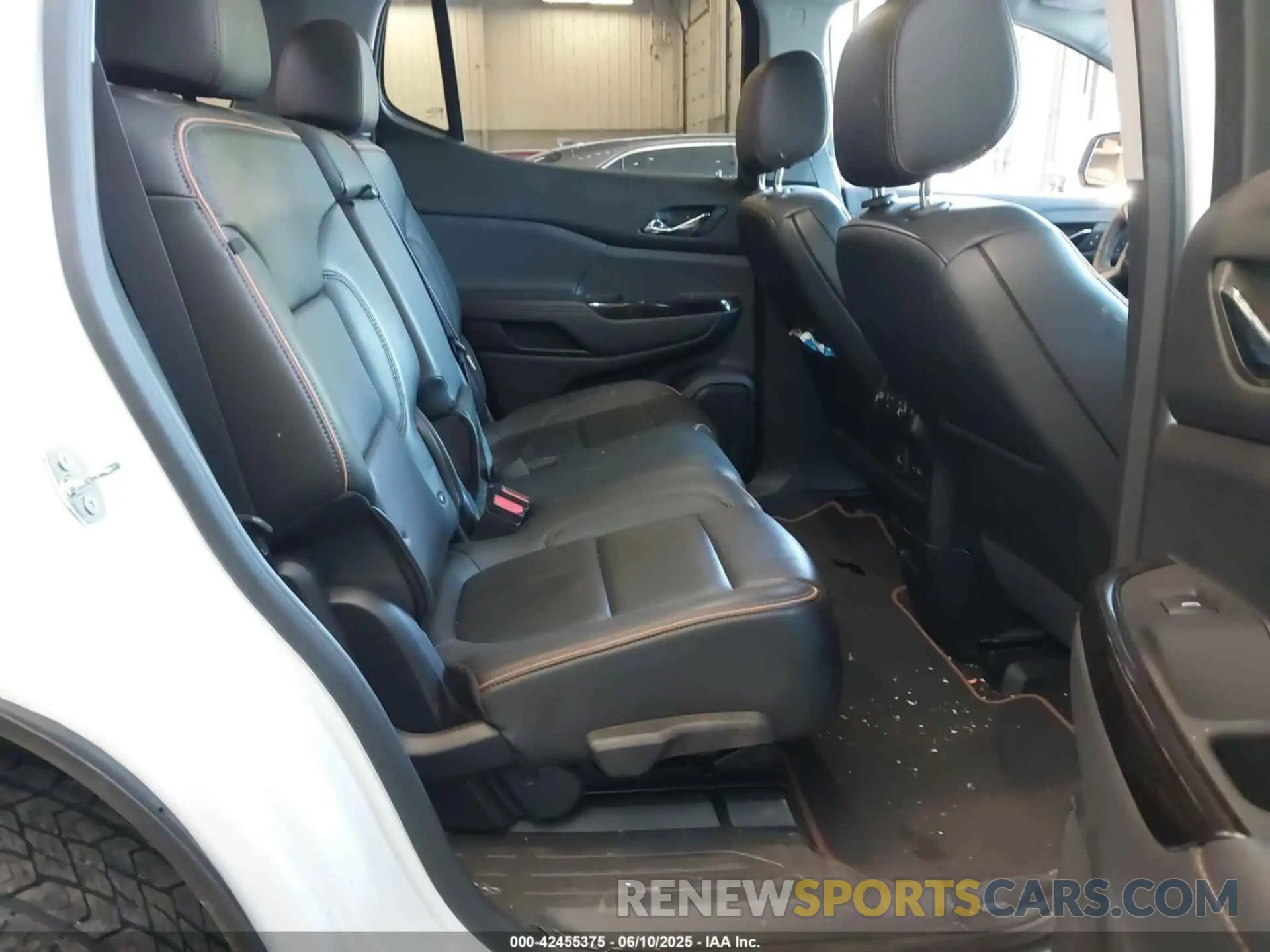 8 Photograph of a damaged car 1GKKNLLS1PZ203854 GMC ACADIA 2023