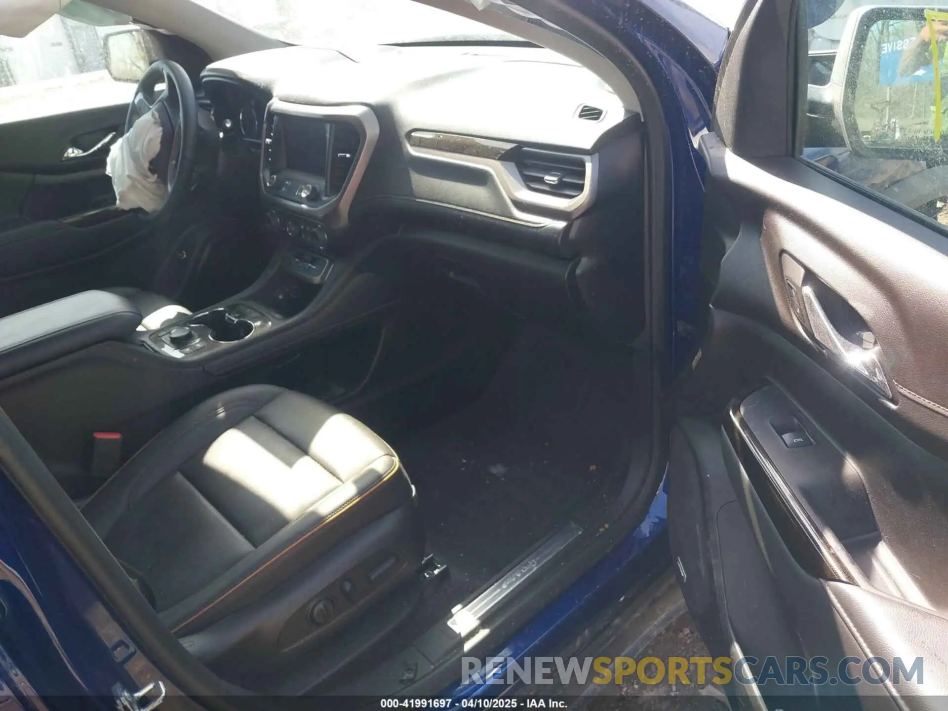 5 Photograph of a damaged car 1GKKNLLSXPZ251675 GMC ACADIA 2023