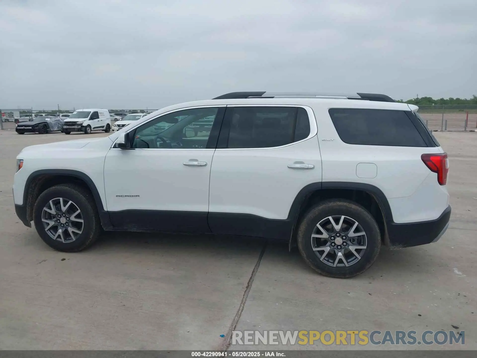 14 Photograph of a damaged car 1GKKNML46PZ161513 GMC ACADIA 2023