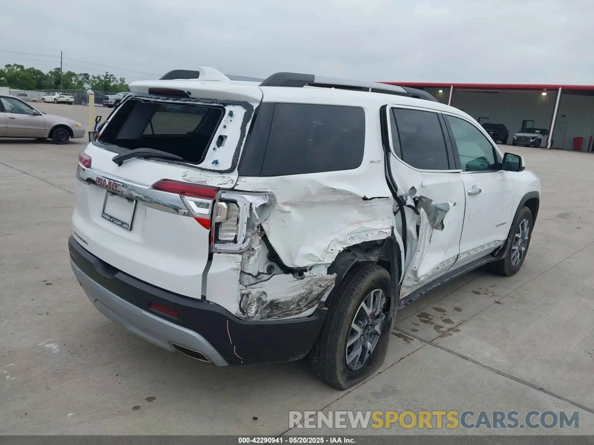 4 Photograph of a damaged car 1GKKNML46PZ161513 GMC ACADIA 2023