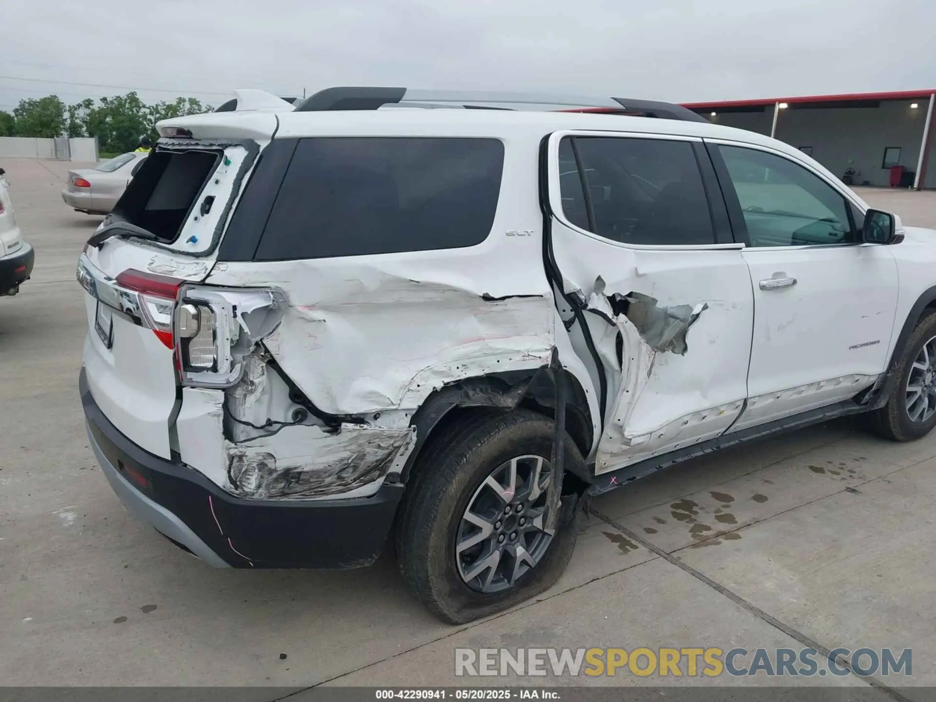 6 Photograph of a damaged car 1GKKNML46PZ161513 GMC ACADIA 2023