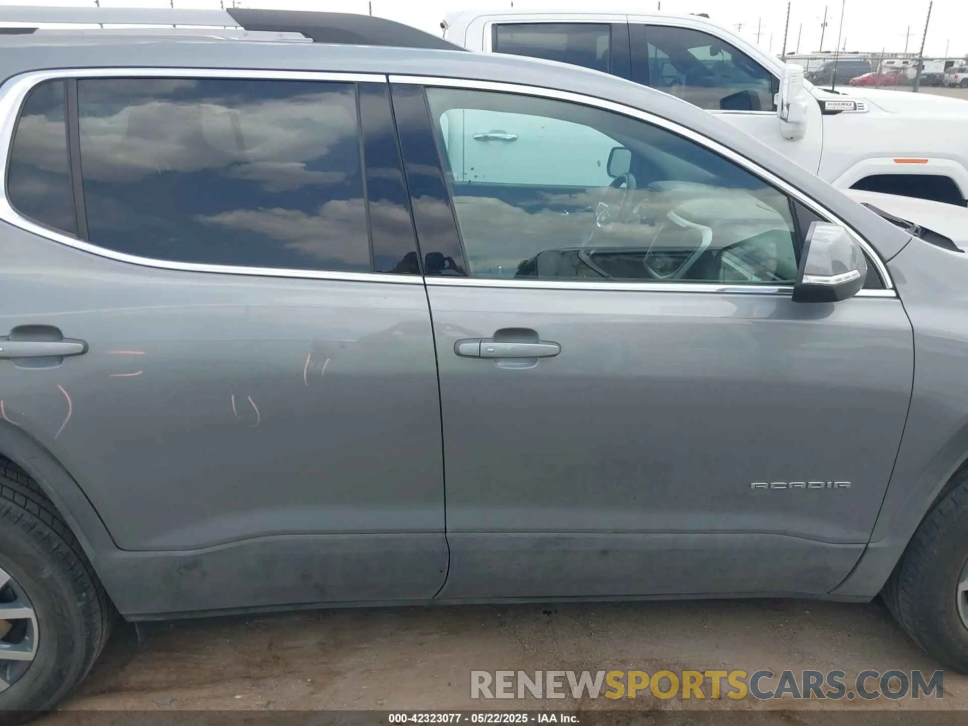 14 Photograph of a damaged car 1GKKNML48PZ163361 GMC ACADIA 2023
