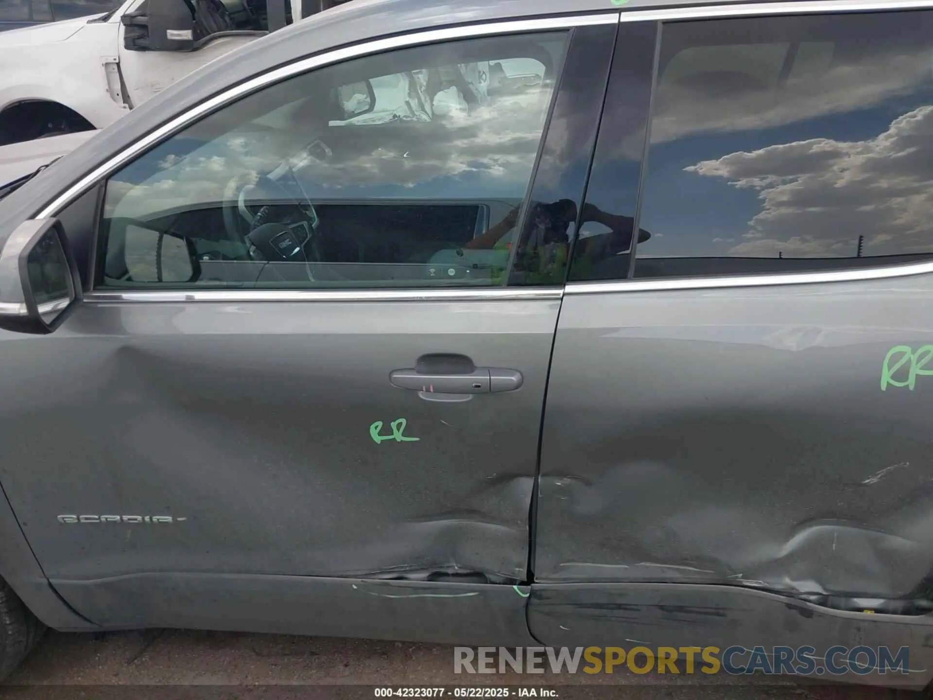 15 Photograph of a damaged car 1GKKNML48PZ163361 GMC ACADIA 2023
