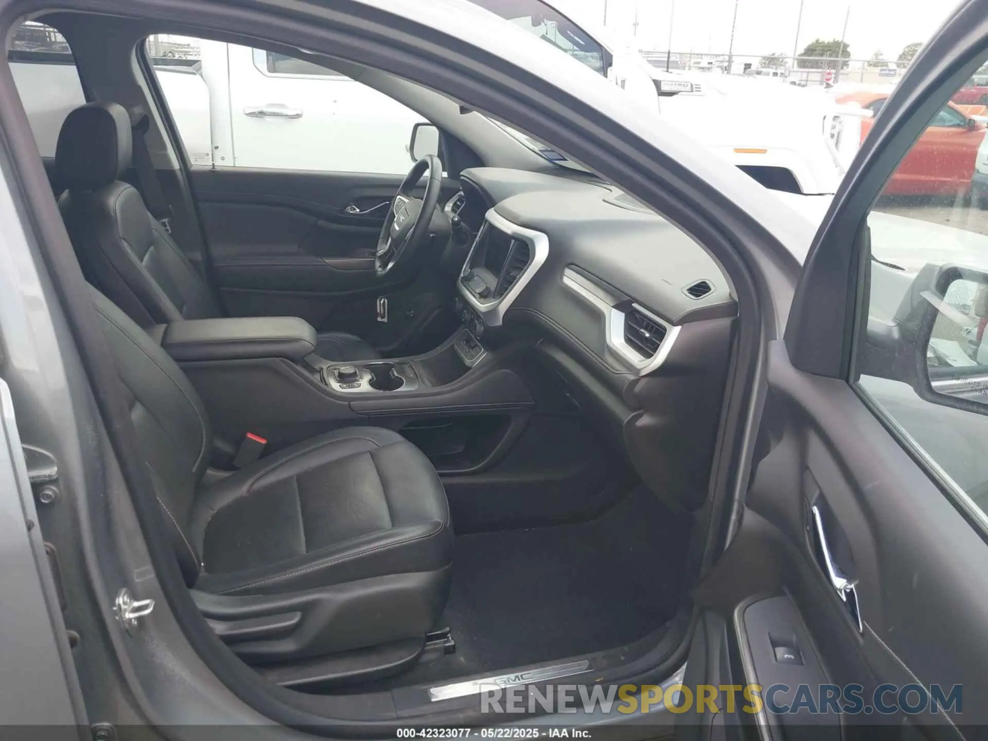 5 Photograph of a damaged car 1GKKNML48PZ163361 GMC ACADIA 2023
