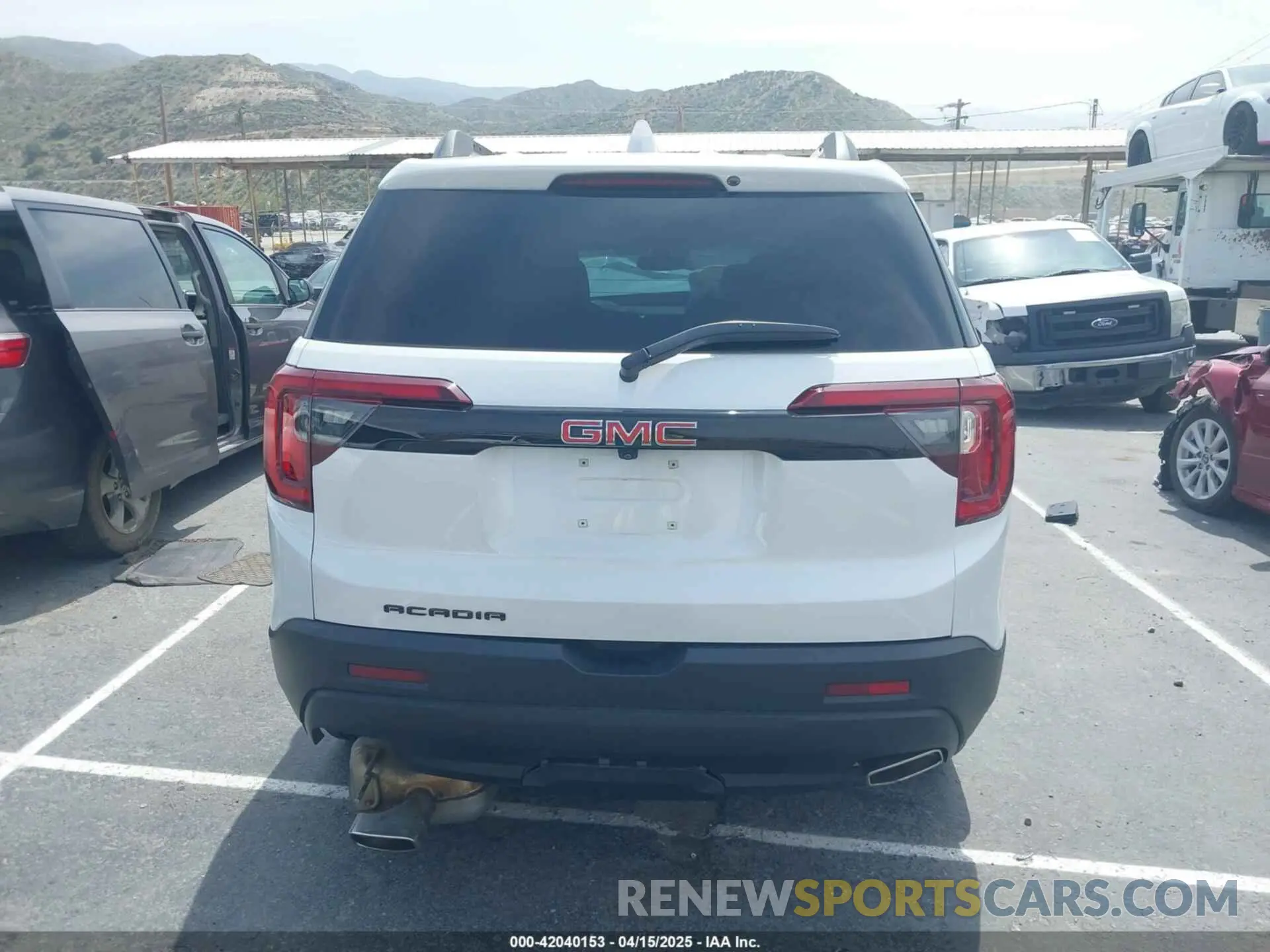15 Photograph of a damaged car 1GKKNML49PZ252503 GMC ACADIA 2023