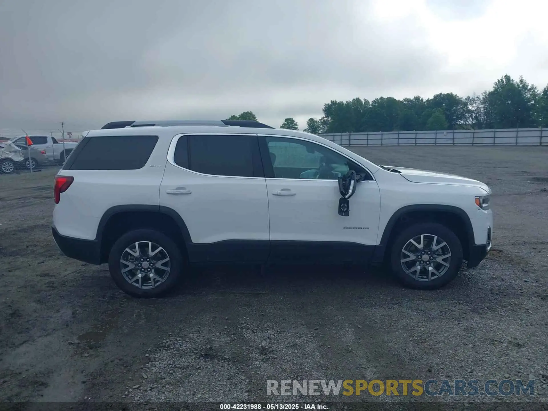 13 Photograph of a damaged car 1GKKNML4XPZ156685 GMC ACADIA 2023