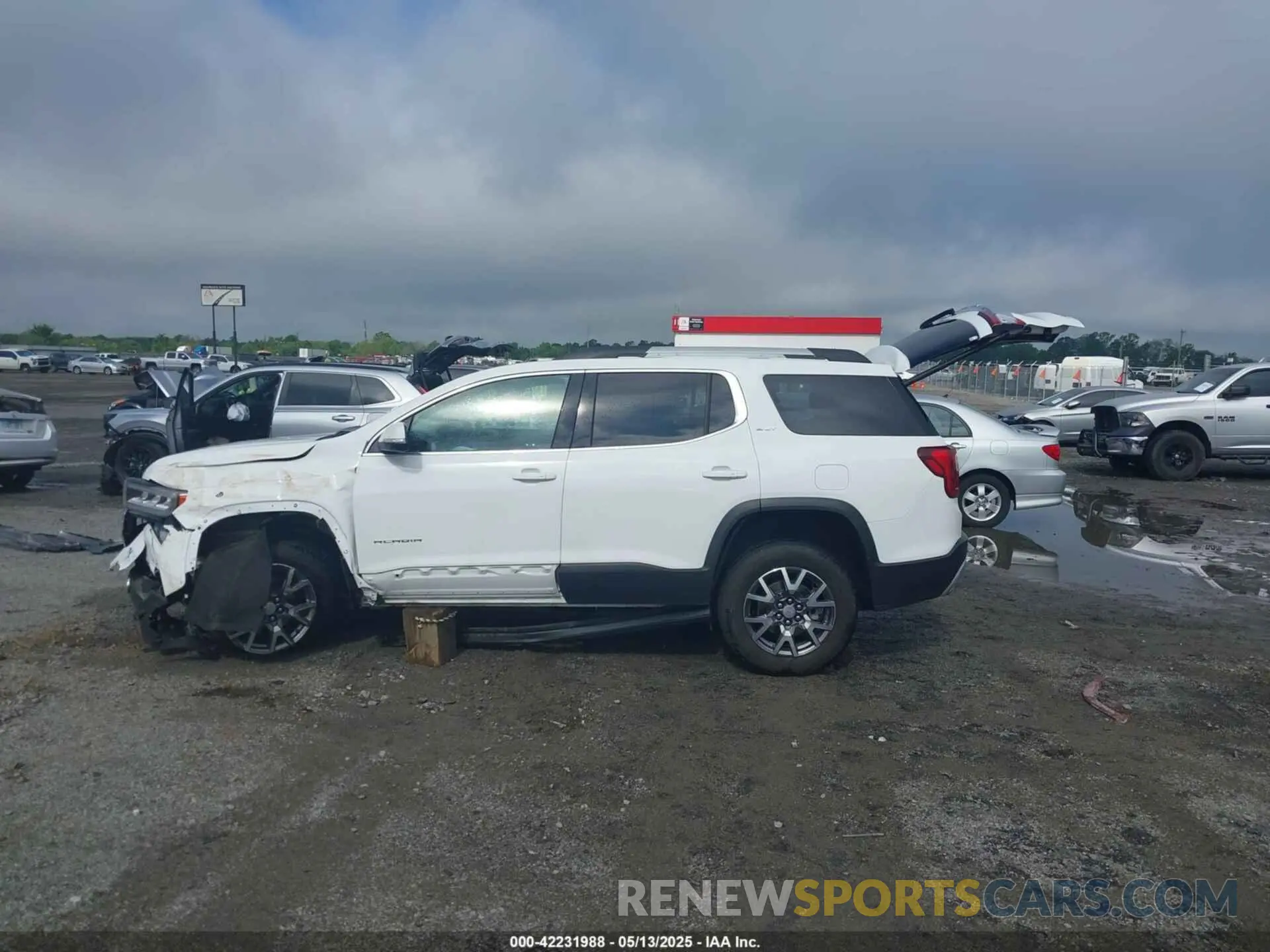 14 Photograph of a damaged car 1GKKNML4XPZ156685 GMC ACADIA 2023