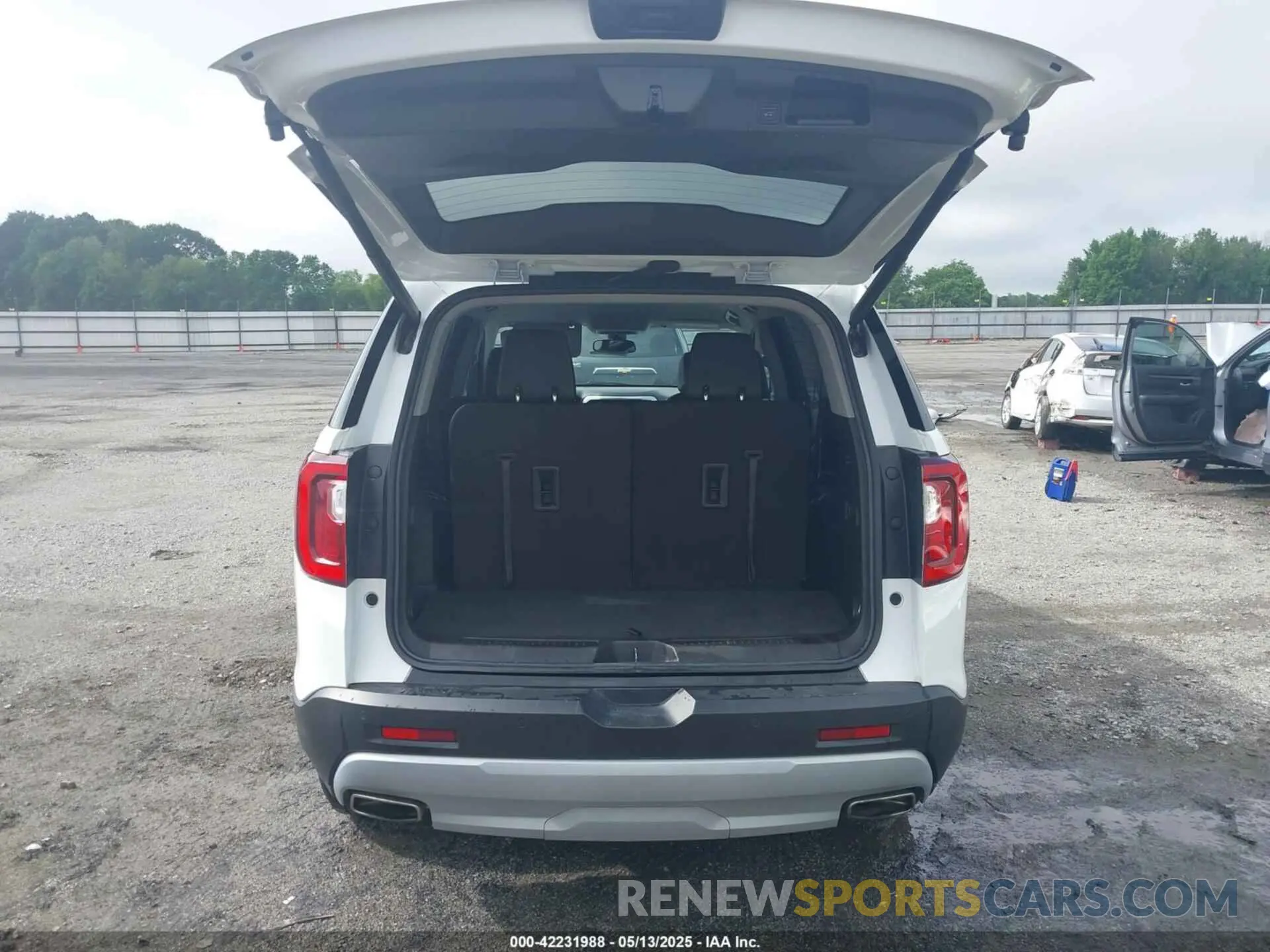 17 Photograph of a damaged car 1GKKNML4XPZ156685 GMC ACADIA 2023