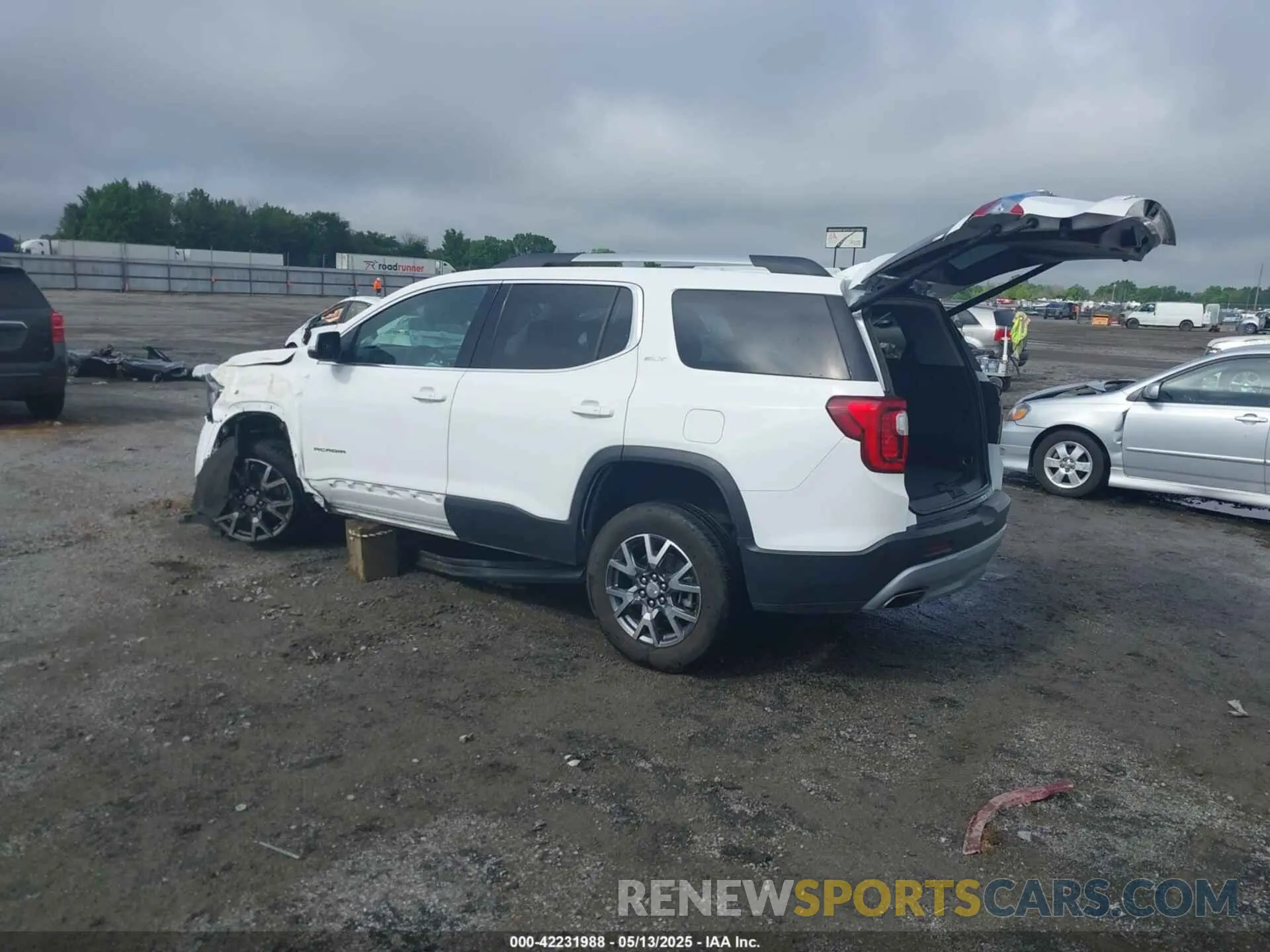 3 Photograph of a damaged car 1GKKNML4XPZ156685 GMC ACADIA 2023