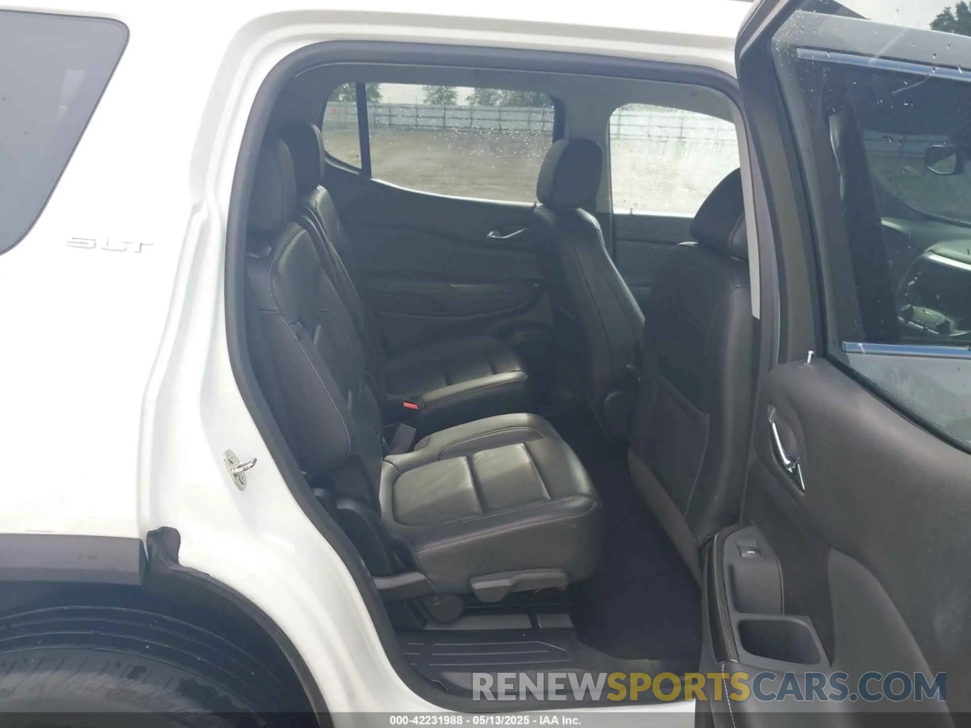 8 Photograph of a damaged car 1GKKNML4XPZ156685 GMC ACADIA 2023