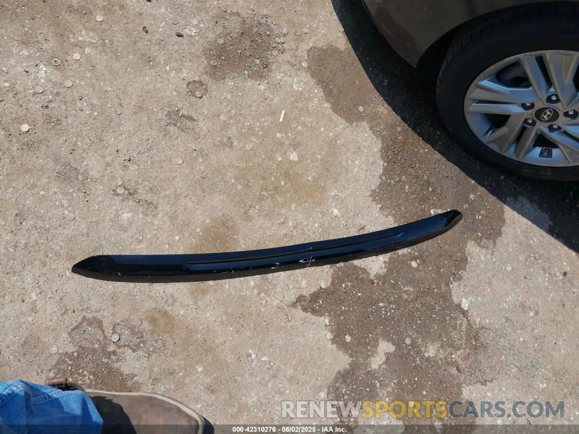 12 Photograph of a damaged car 1GKKNMLS1PZ258942 GMC ACADIA 2023