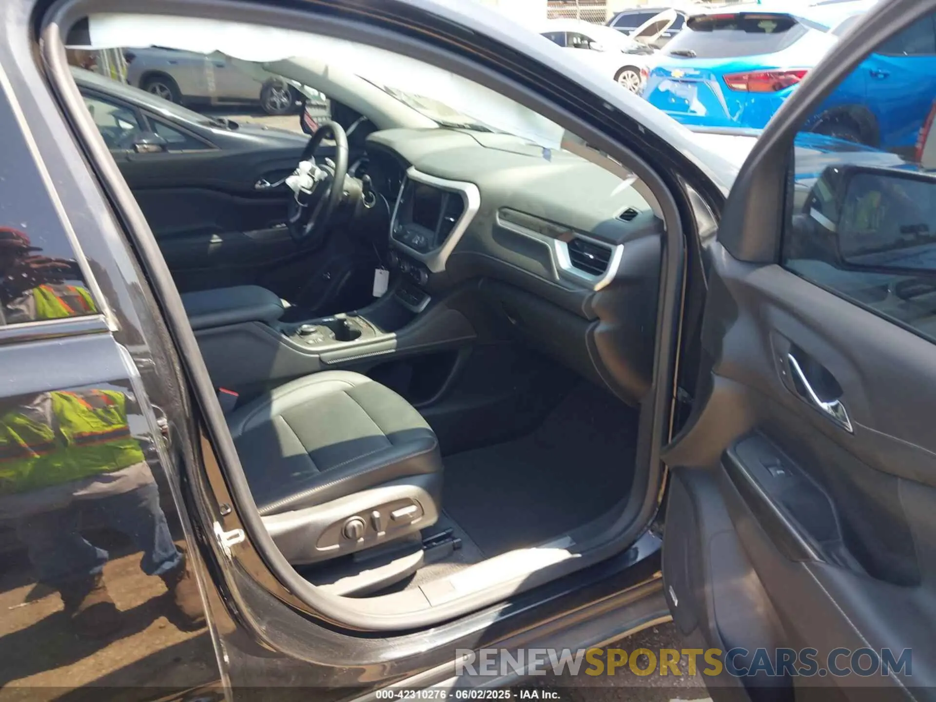 5 Photograph of a damaged car 1GKKNMLS1PZ258942 GMC ACADIA 2023