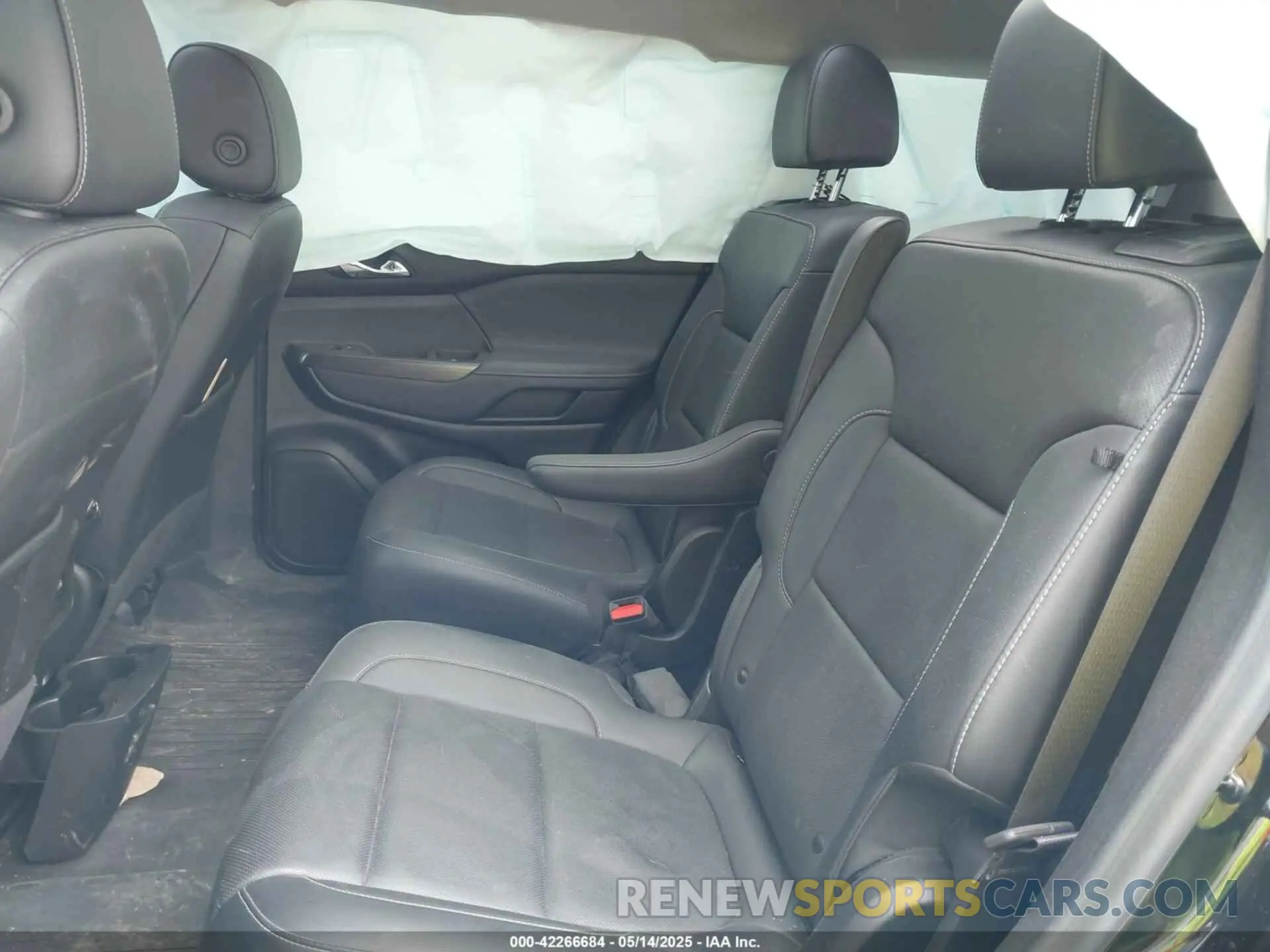 8 Photograph of a damaged car 1GKKNMLS5PZ251525 GMC ACADIA 2023