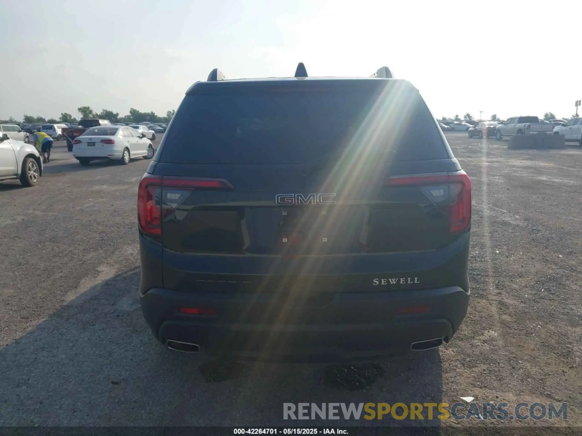 17 Photograph of a damaged car 1GKKNMLS8PZ253608 GMC ACADIA 2023