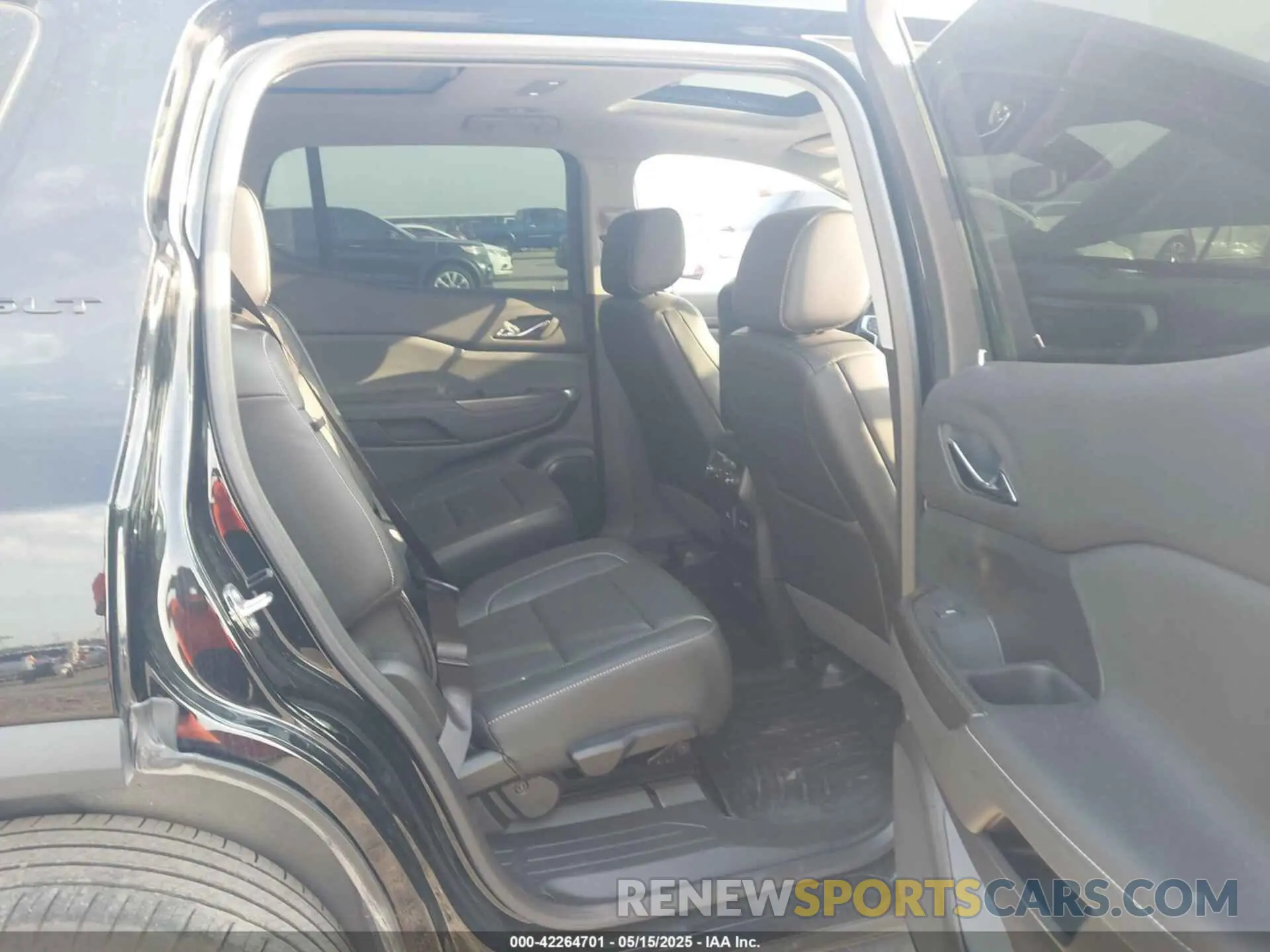 8 Photograph of a damaged car 1GKKNMLS8PZ253608 GMC ACADIA 2023