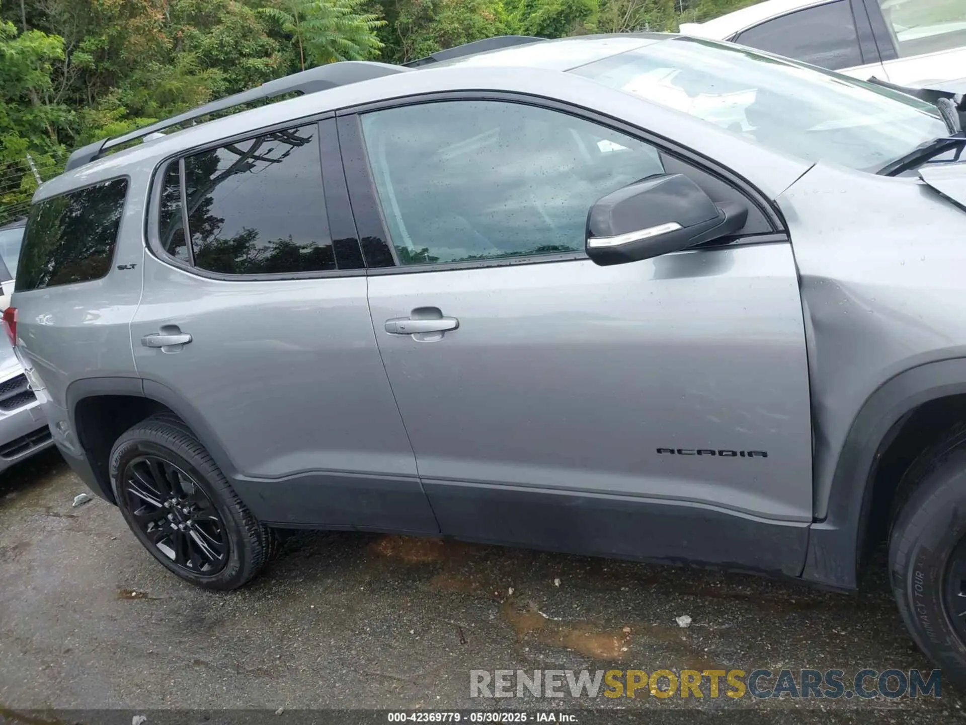13 Photograph of a damaged car 1GKKNMLS9PZ143554 GMC ACADIA 2023