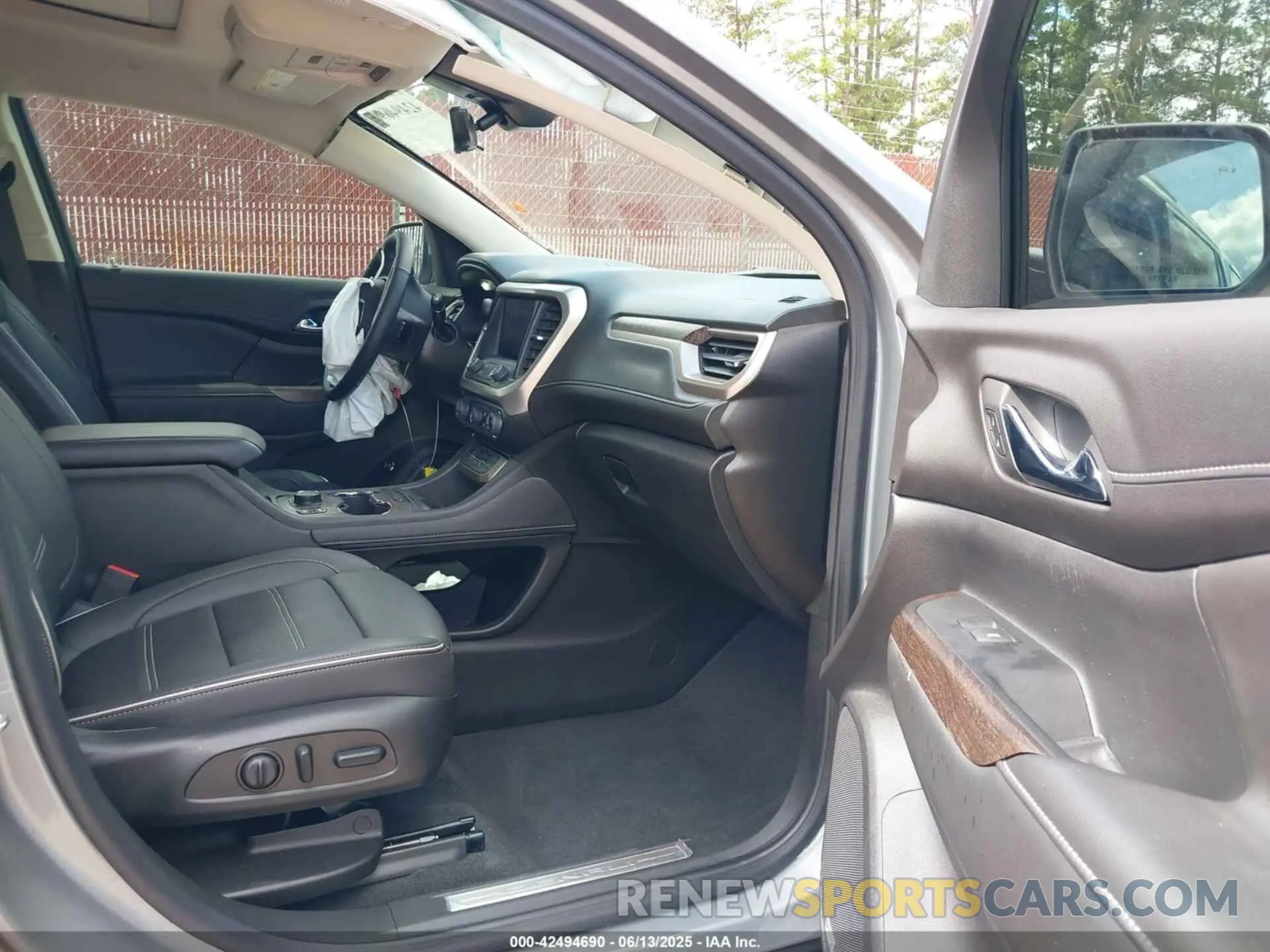 5 Photograph of a damaged car 1GKKNPLS0PZ232768 GMC ACADIA 2023
