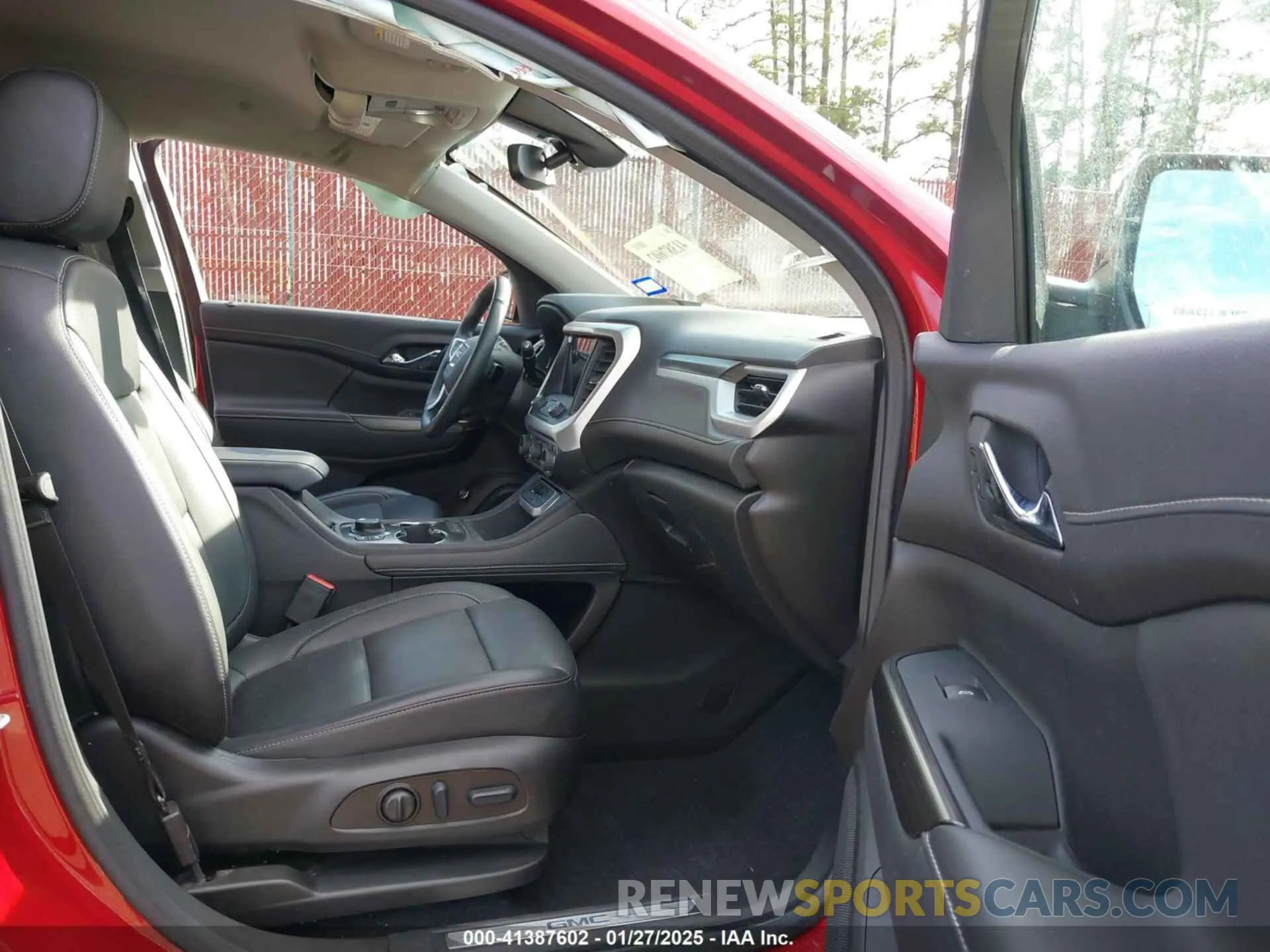 5 Photograph of a damaged car 1GKKNUL40PZ167839 GMC ACADIA 2023