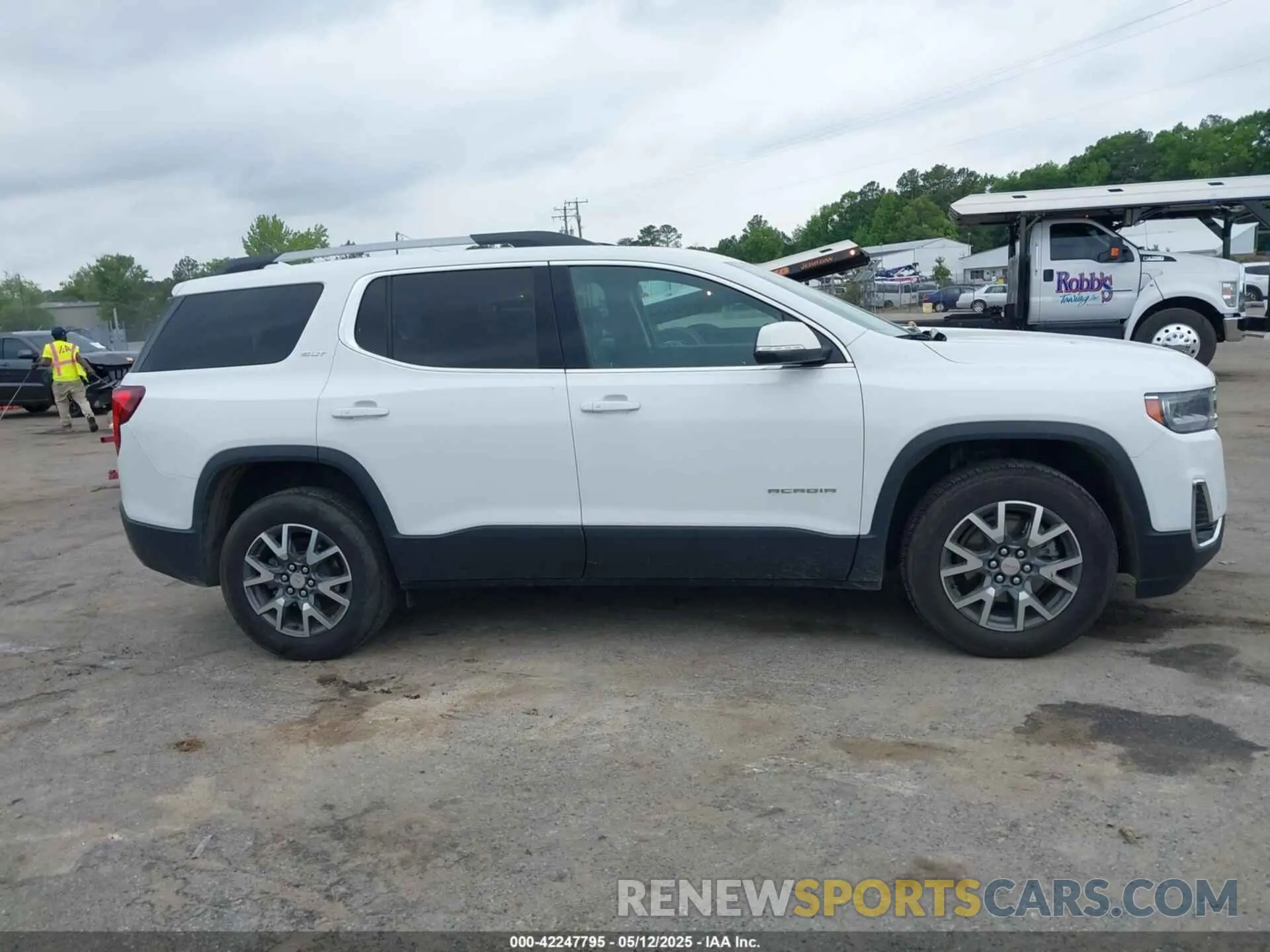 13 Photograph of a damaged car 1GKKNUL41PZ211685 GMC ACADIA 2023