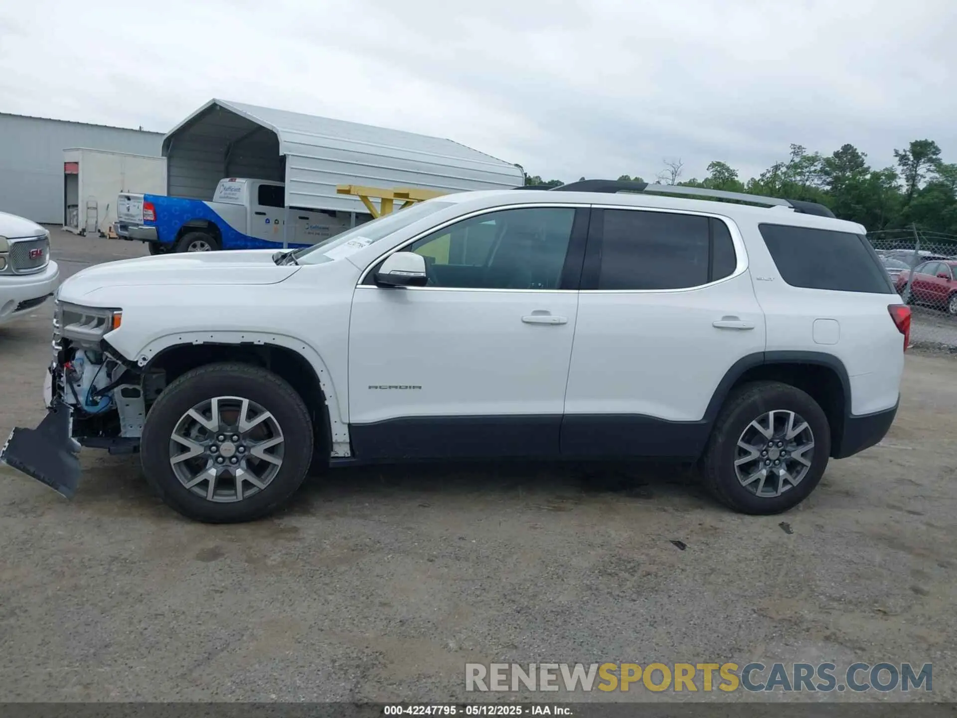 14 Photograph of a damaged car 1GKKNUL41PZ211685 GMC ACADIA 2023