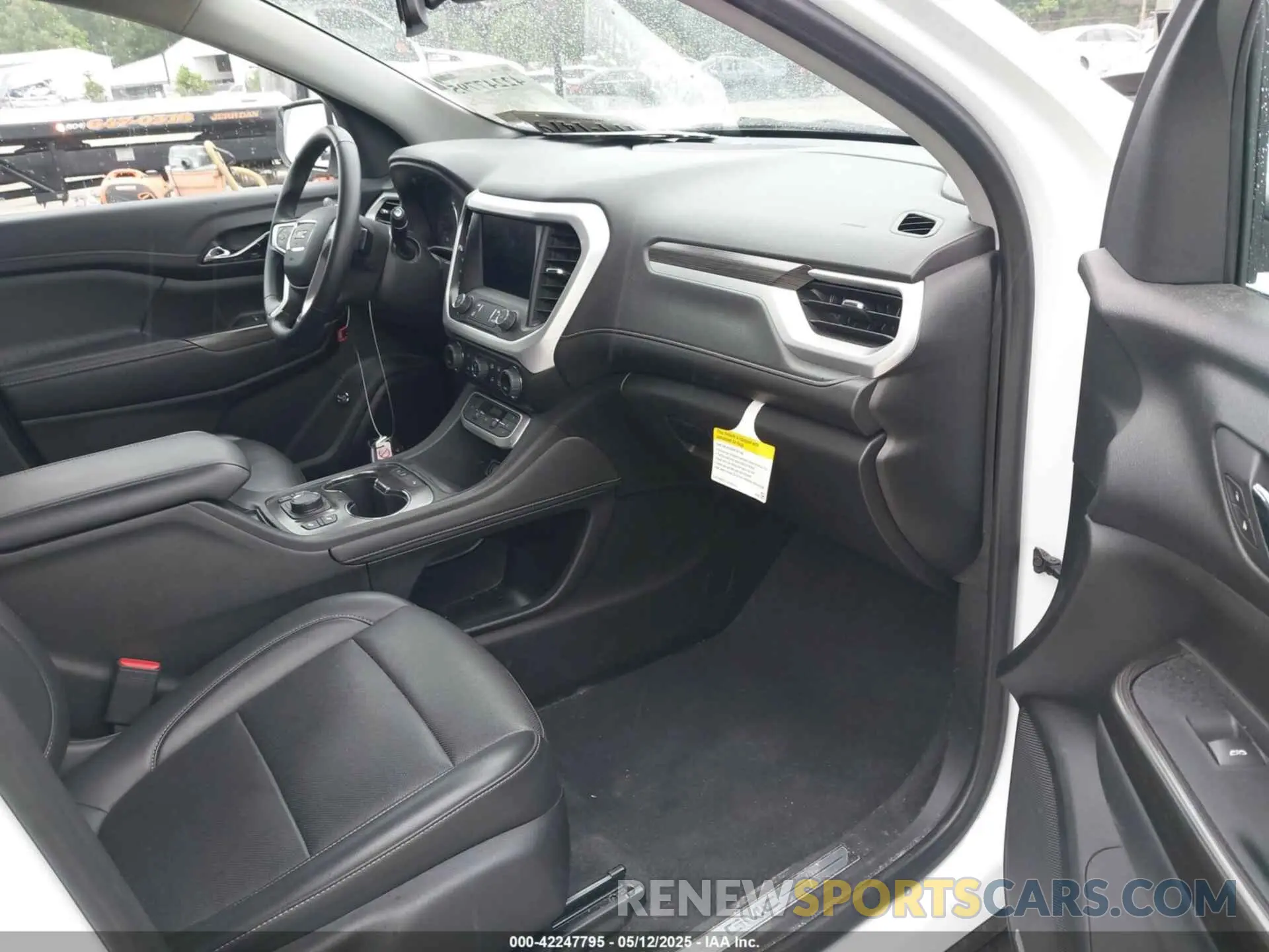 5 Photograph of a damaged car 1GKKNUL41PZ211685 GMC ACADIA 2023