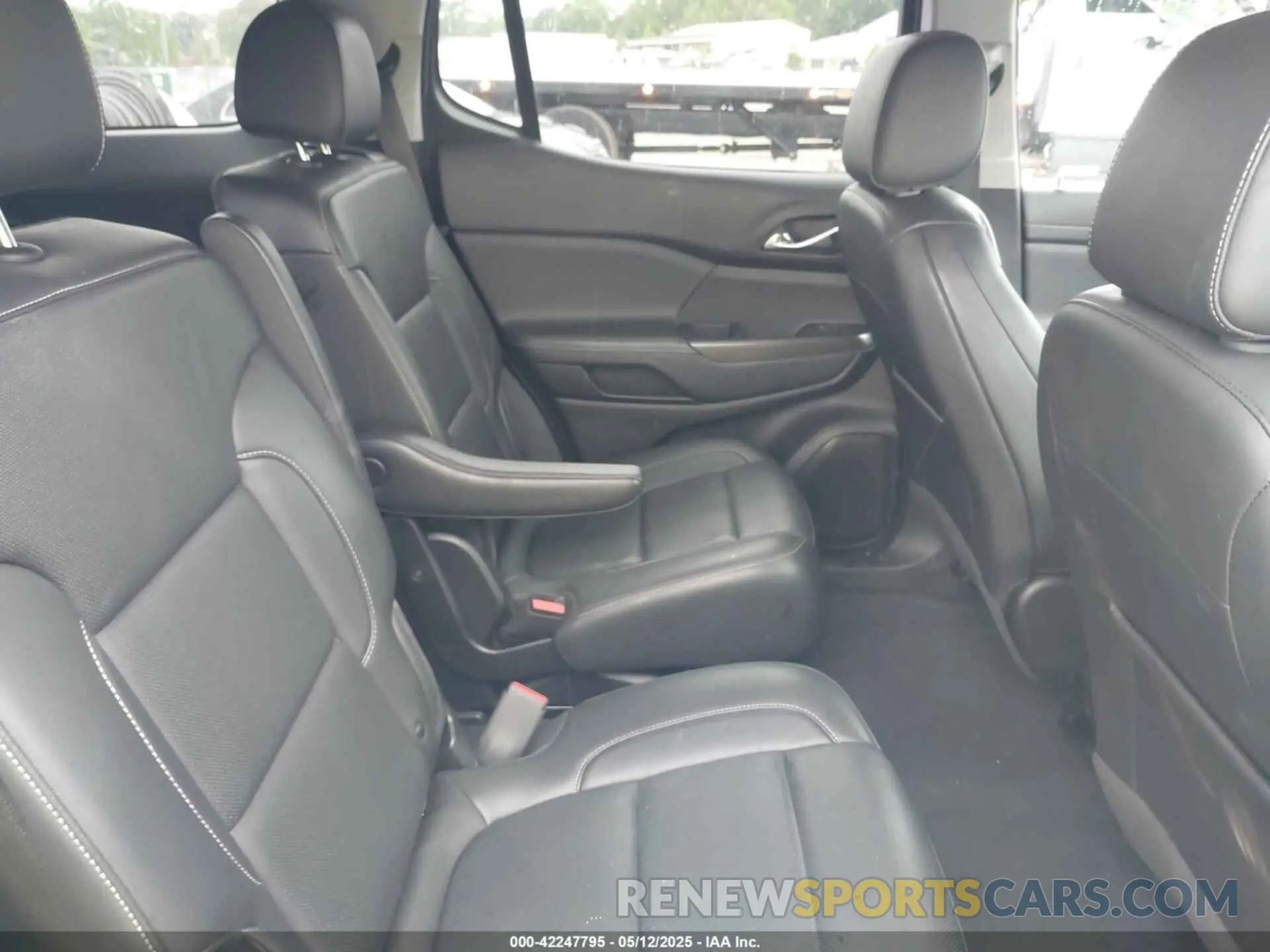 8 Photograph of a damaged car 1GKKNUL41PZ211685 GMC ACADIA 2023