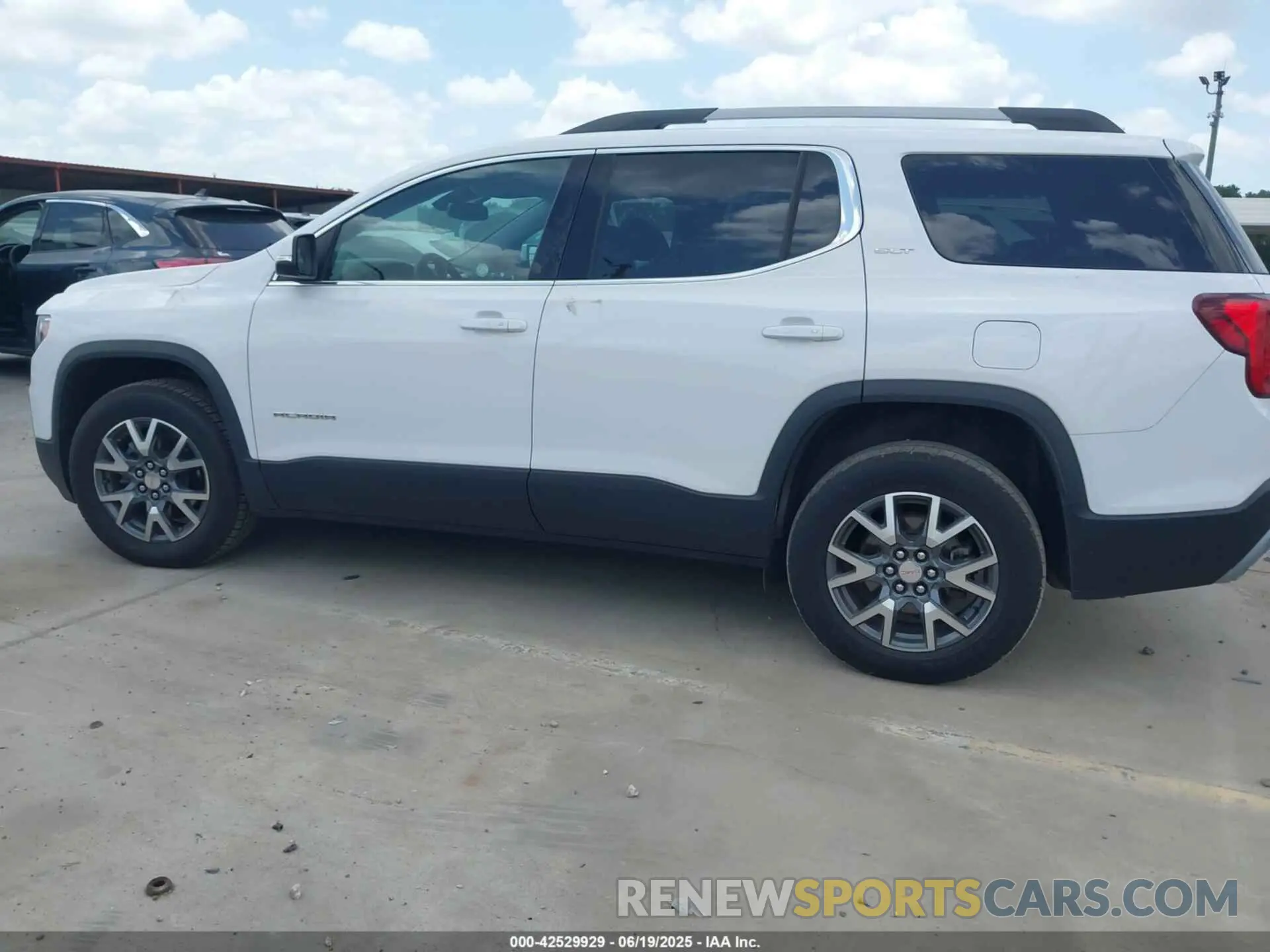 14 Photograph of a damaged car 1GKKNUL45PZ201984 GMC ACADIA 2023
