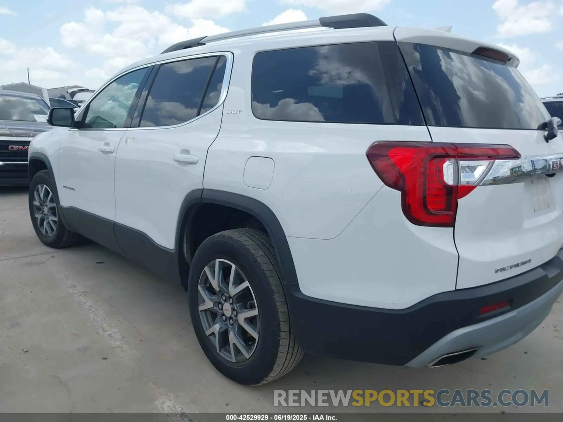 3 Photograph of a damaged car 1GKKNUL45PZ201984 GMC ACADIA 2023