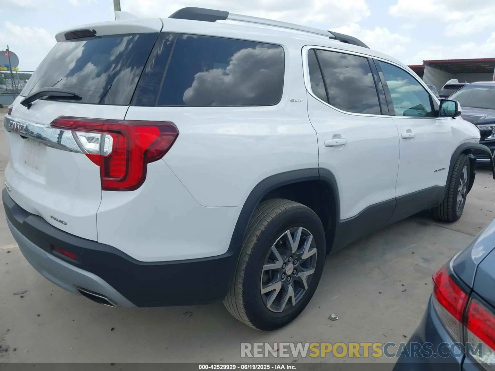 4 Photograph of a damaged car 1GKKNUL45PZ201984 GMC ACADIA 2023