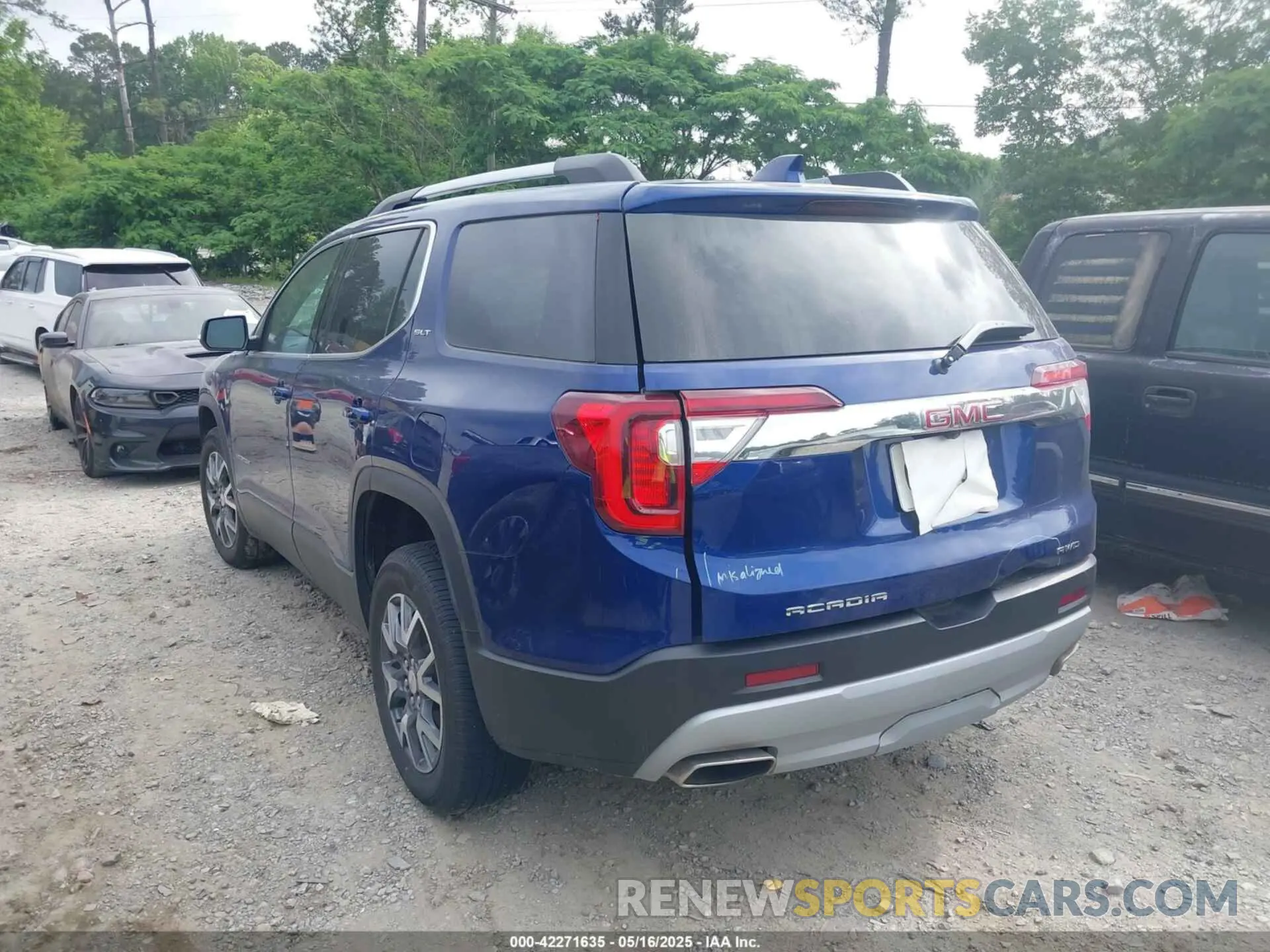 3 Photograph of a damaged car 1GKKNUL45PZ234113 GMC ACADIA 2023