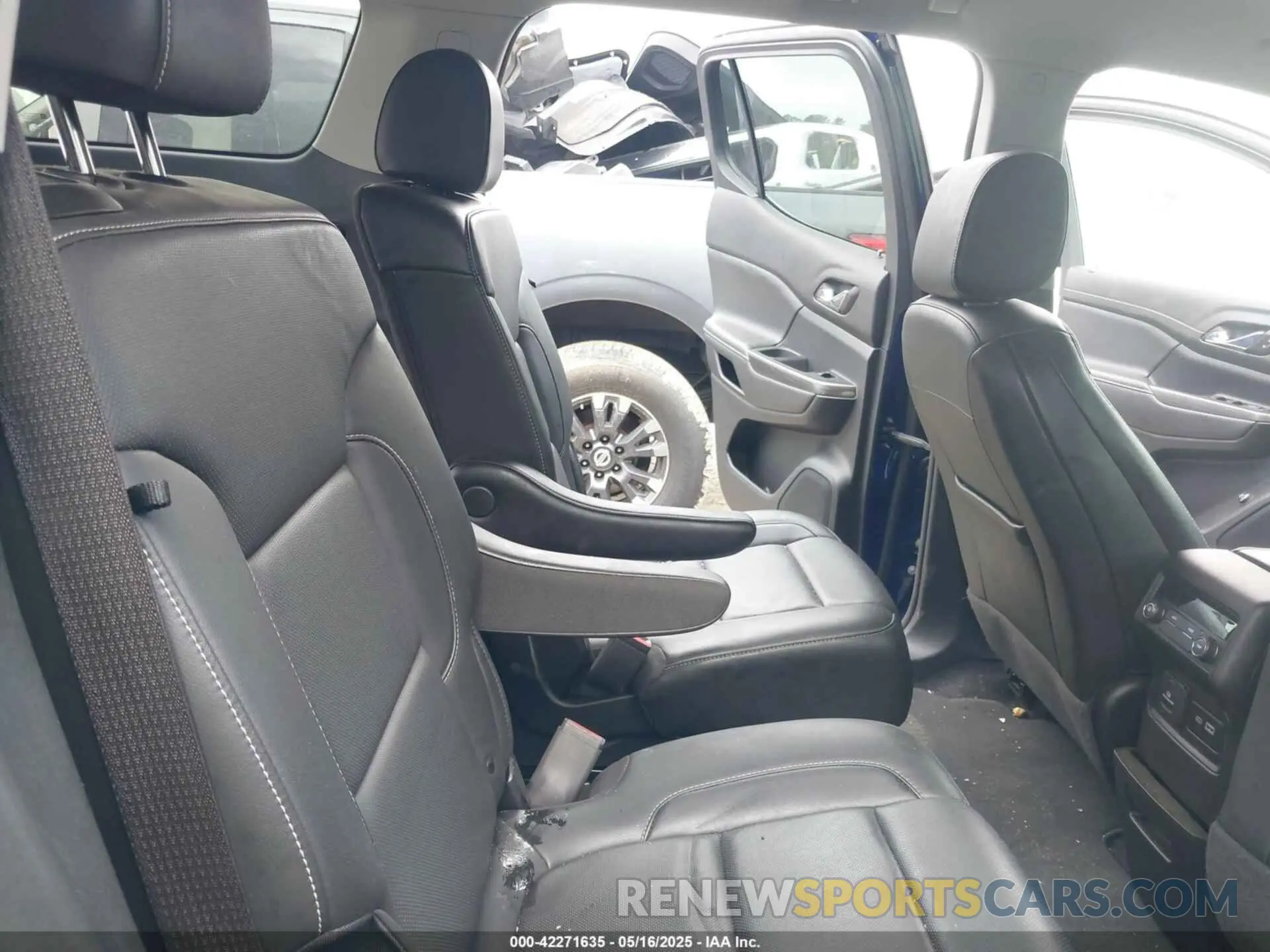 8 Photograph of a damaged car 1GKKNUL45PZ234113 GMC ACADIA 2023