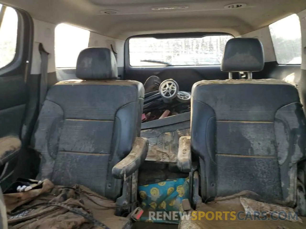 10 Photograph of a damaged car 1GKKNUL48PZ173744 GMC ACADIA 2023