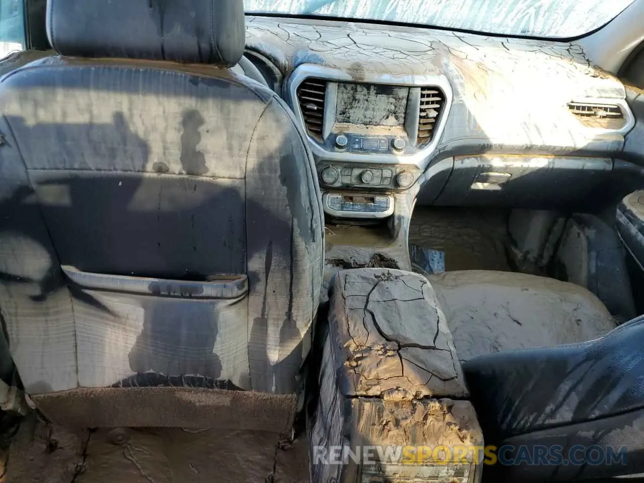 8 Photograph of a damaged car 1GKKNUL48PZ173744 GMC ACADIA 2023
