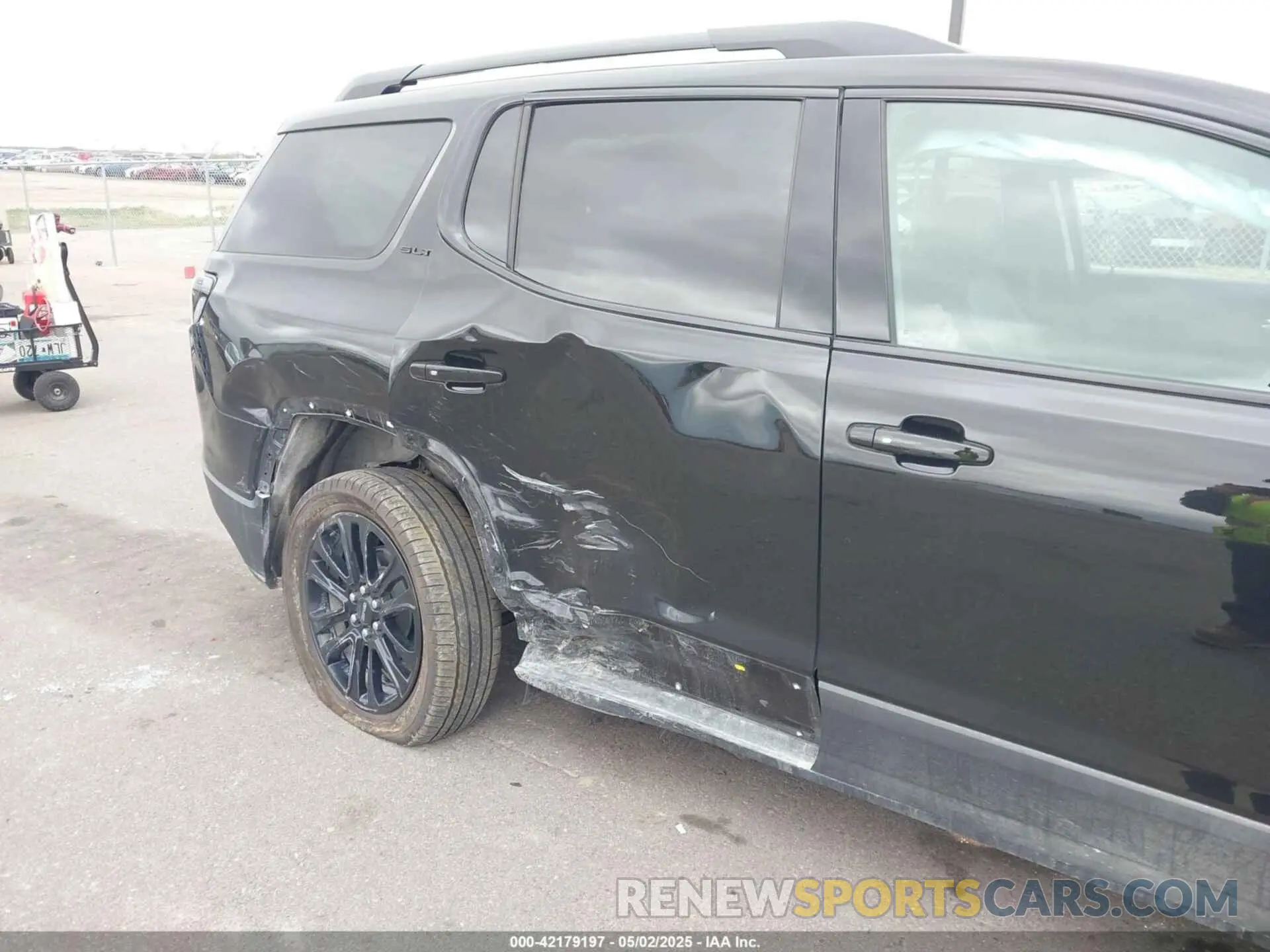 6 Photograph of a damaged car 1GKKNULS7PZ221118 GMC ACADIA 2023