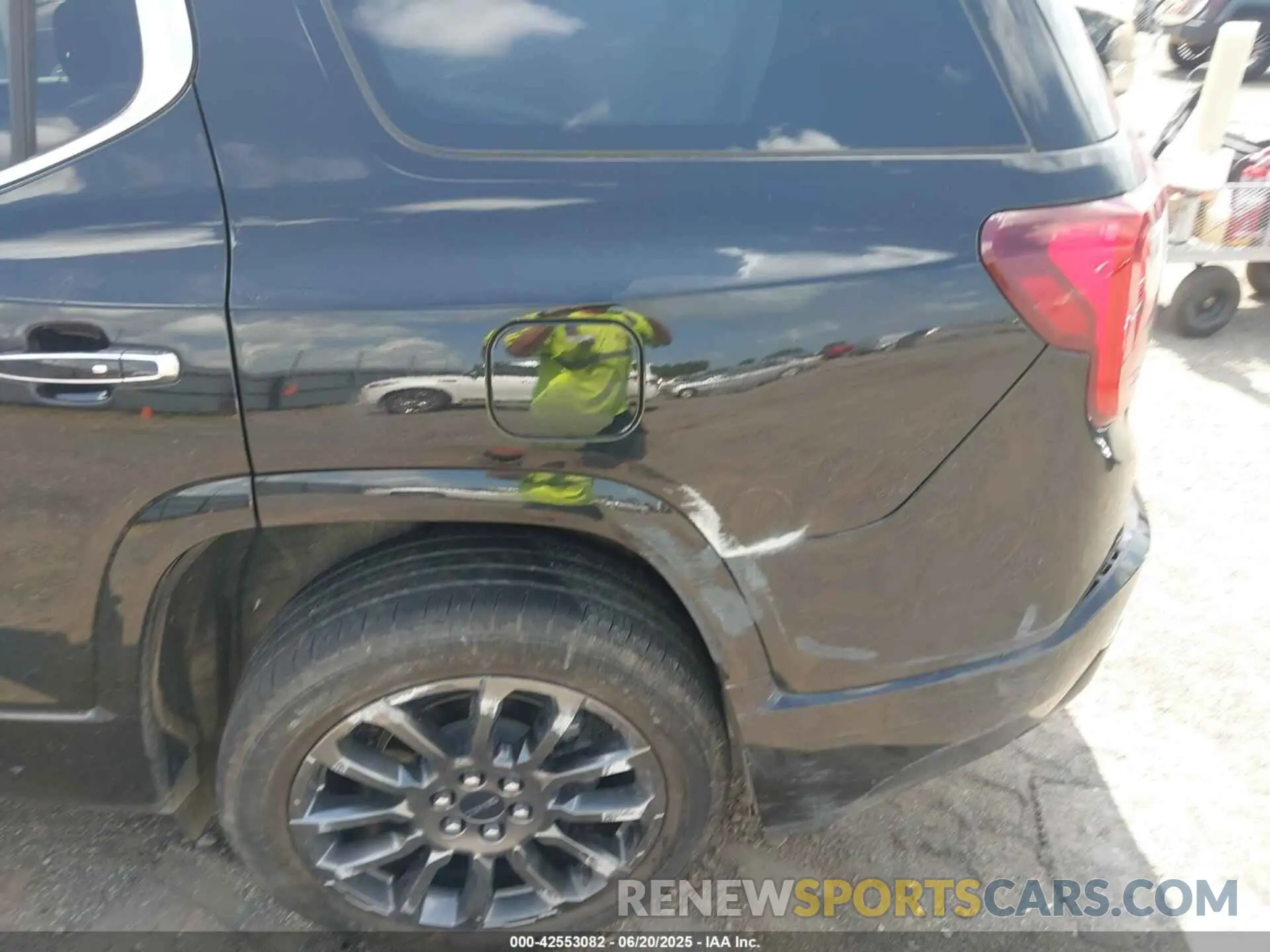 18 Photograph of a damaged car 1GKKNXLS4PZ204830 GMC ACADIA 2023