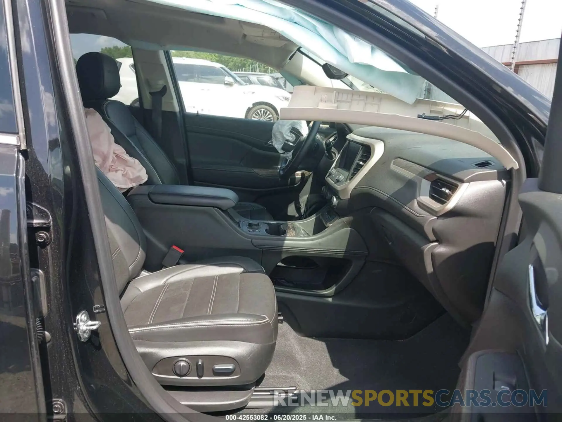 5 Photograph of a damaged car 1GKKNXLS4PZ204830 GMC ACADIA 2023