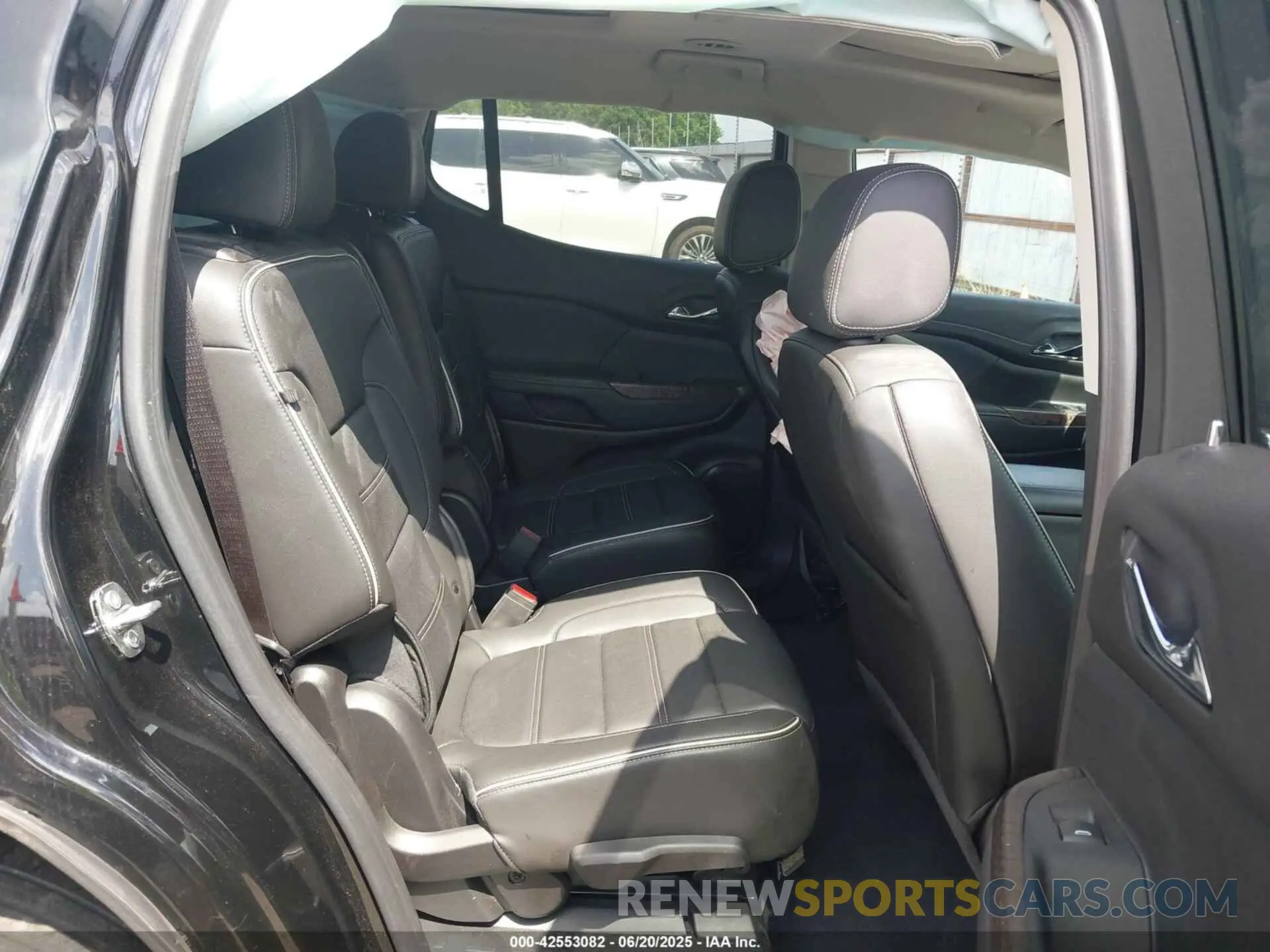 8 Photograph of a damaged car 1GKKNXLS4PZ204830 GMC ACADIA 2023