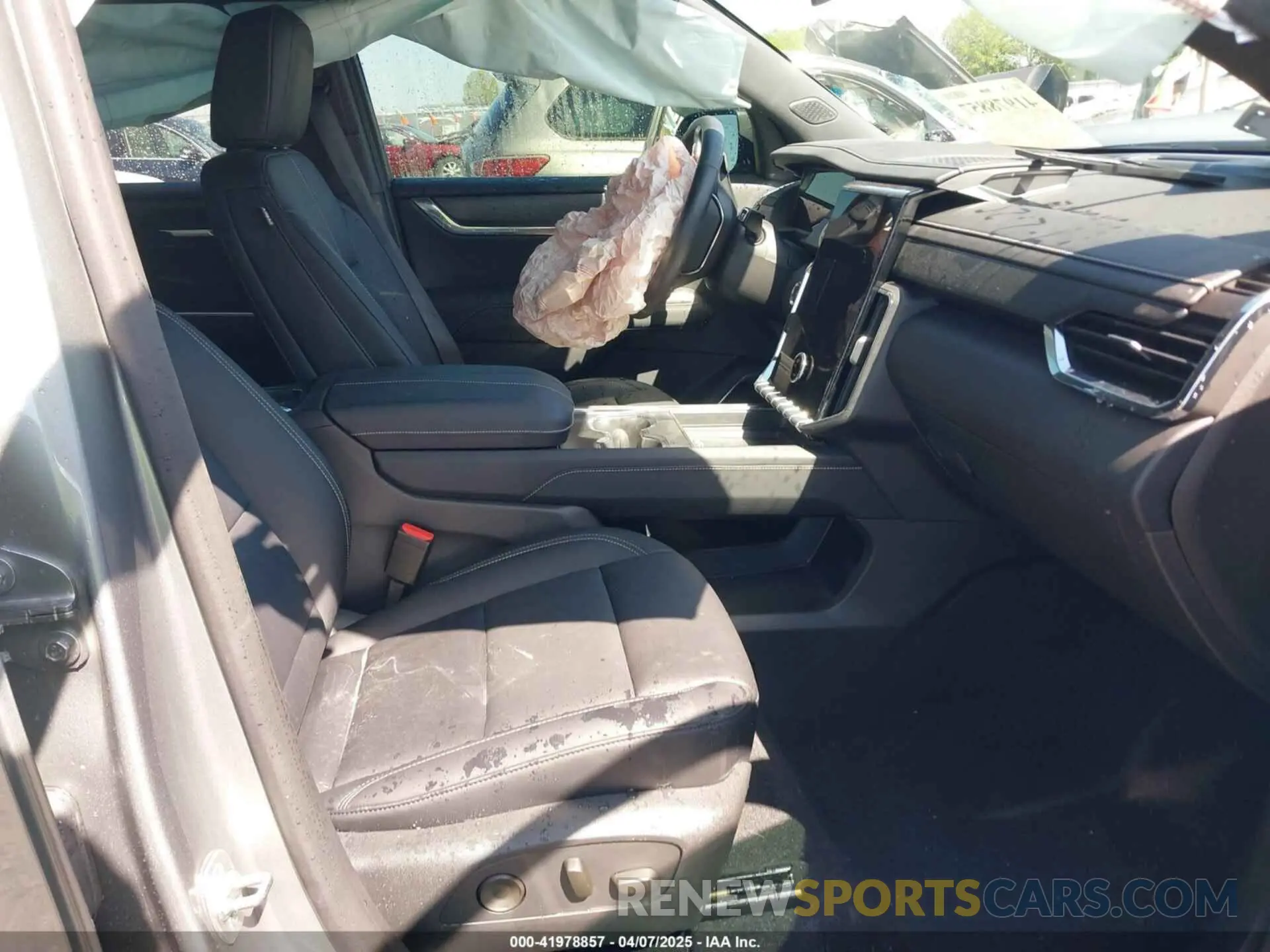 5 Photograph of a damaged car 1GKENNKS5RJ195981 GMC ACADIA 2024