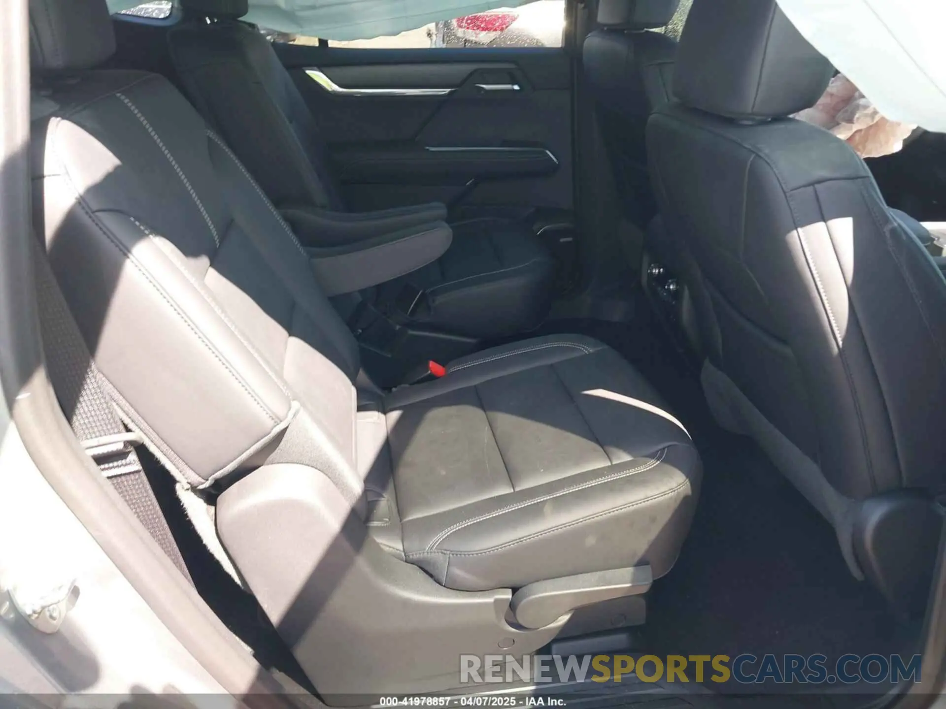 8 Photograph of a damaged car 1GKENNKS5RJ195981 GMC ACADIA 2024