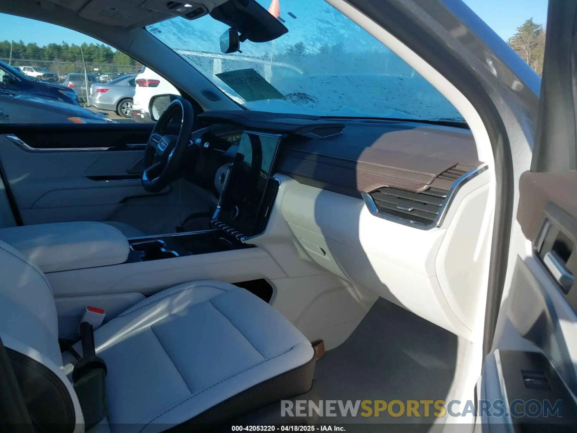 5 Photograph of a damaged car 1GKENRKS5RJ229229 GMC ACADIA 2024