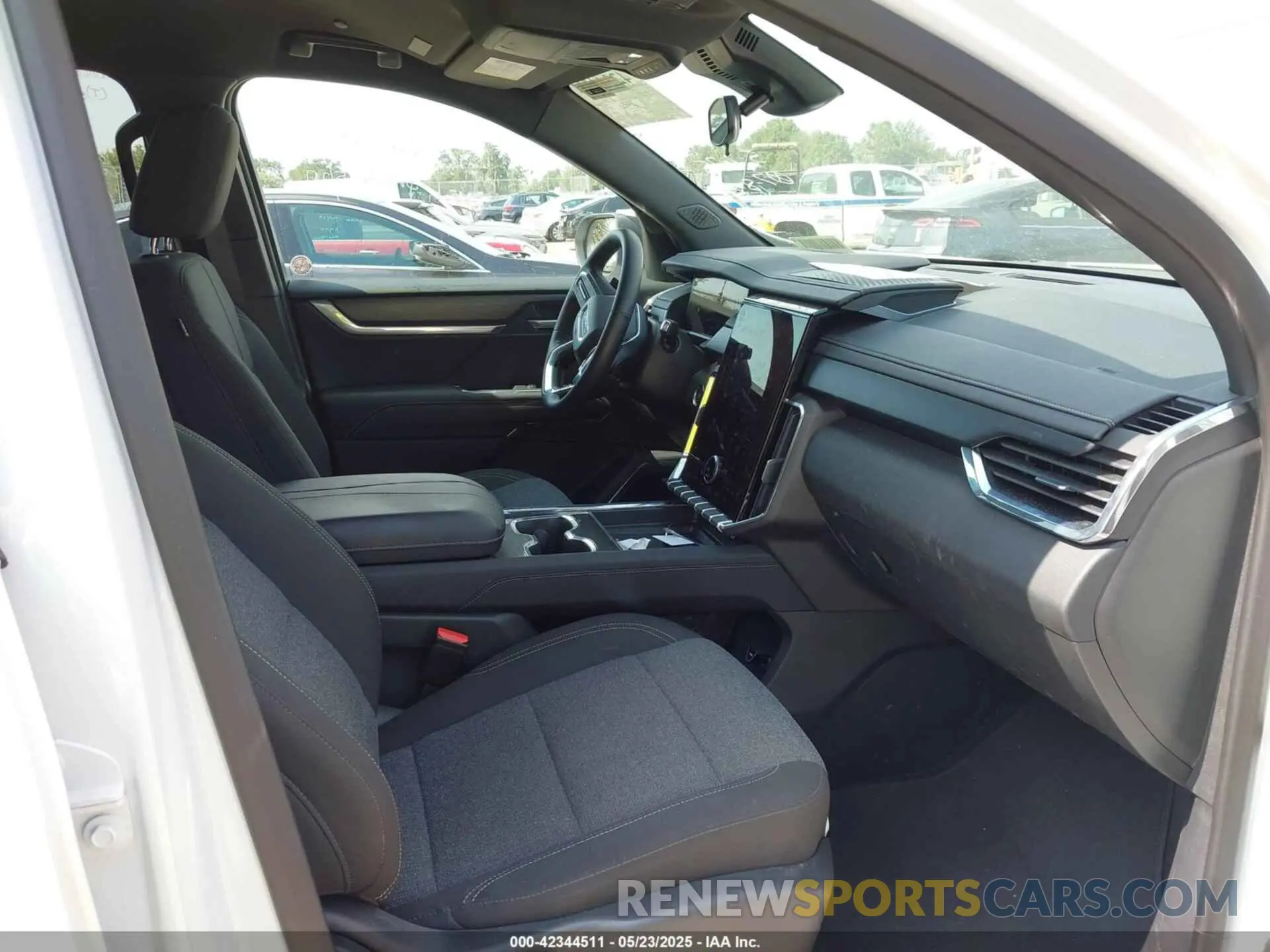 5 Photograph of a damaged car 1GKENKRS2SJ161183 GMC ACADIA 2025