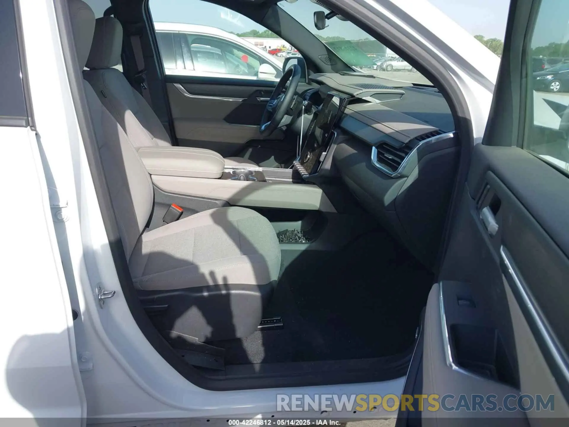 5 Photograph of a damaged car 1GKENKRS3SJ117886 GMC ACADIA 2025