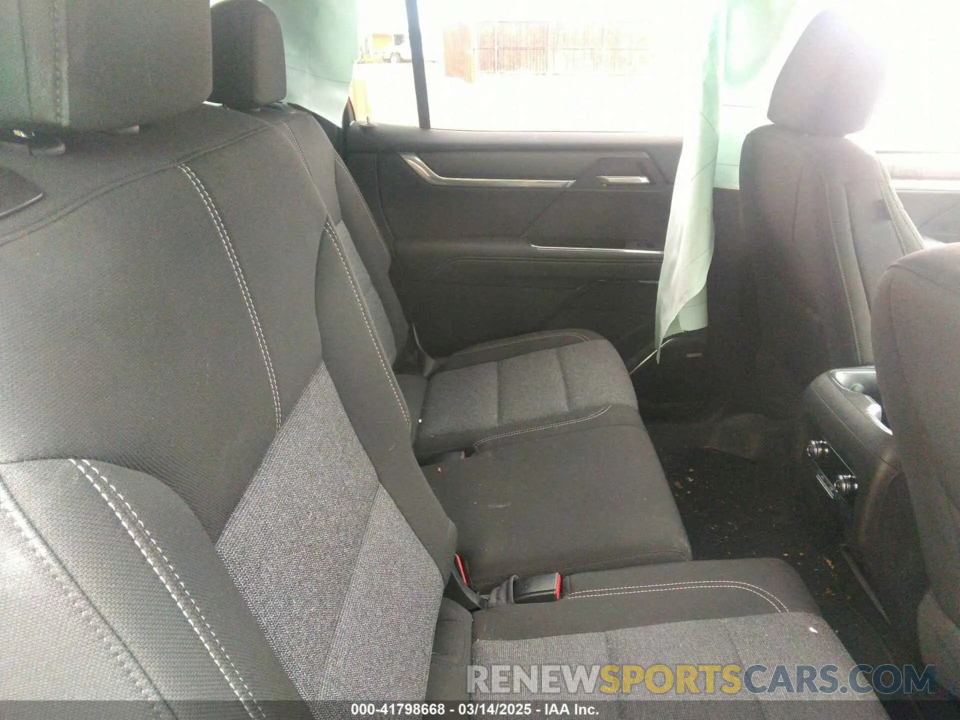 8 Photograph of a damaged car 1GKENKRS4SJ165168 GMC ACADIA 2025