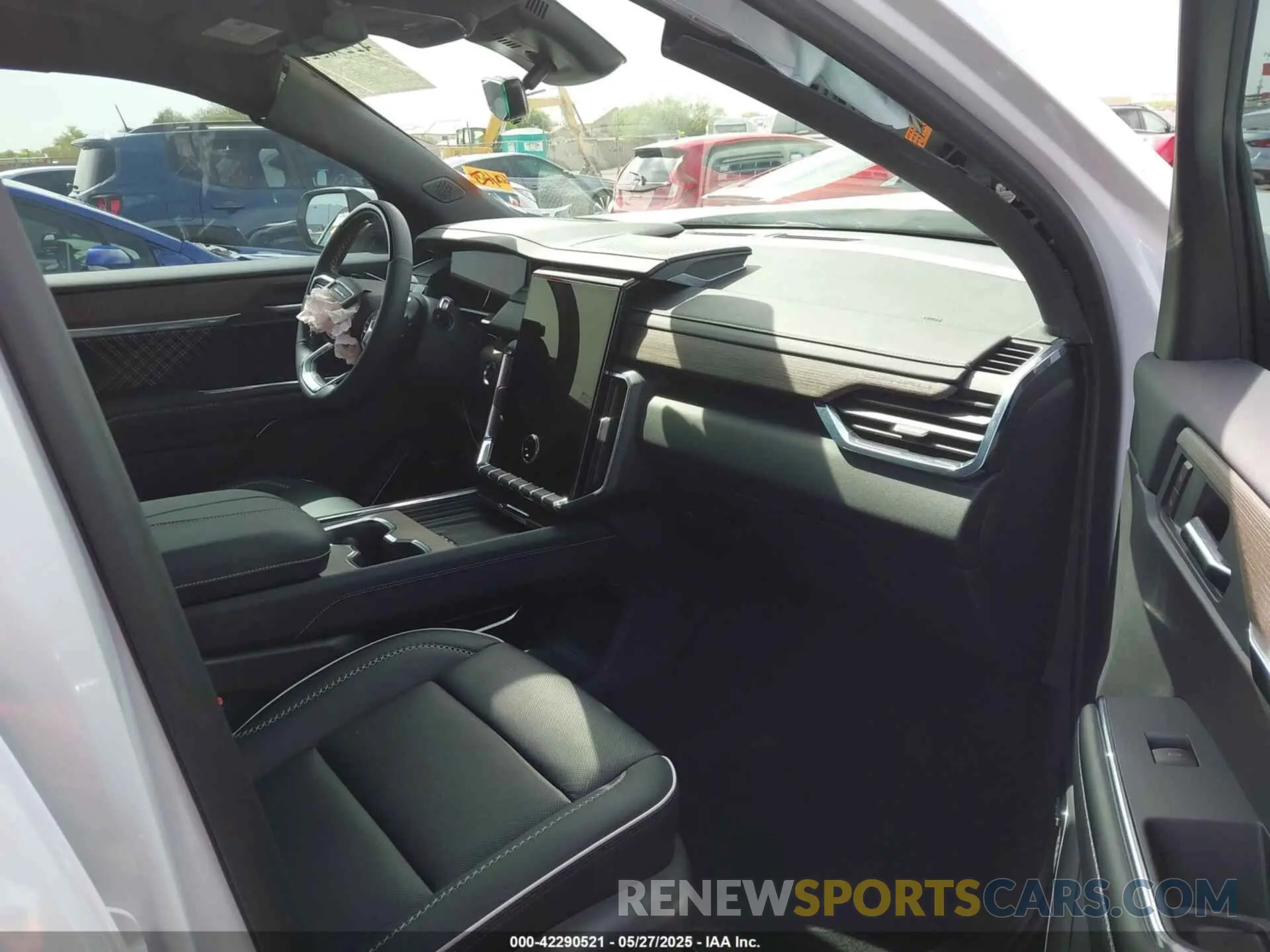 5 Photograph of a damaged car 1GKENLRS3SJ214267 GMC ACADIA 2025