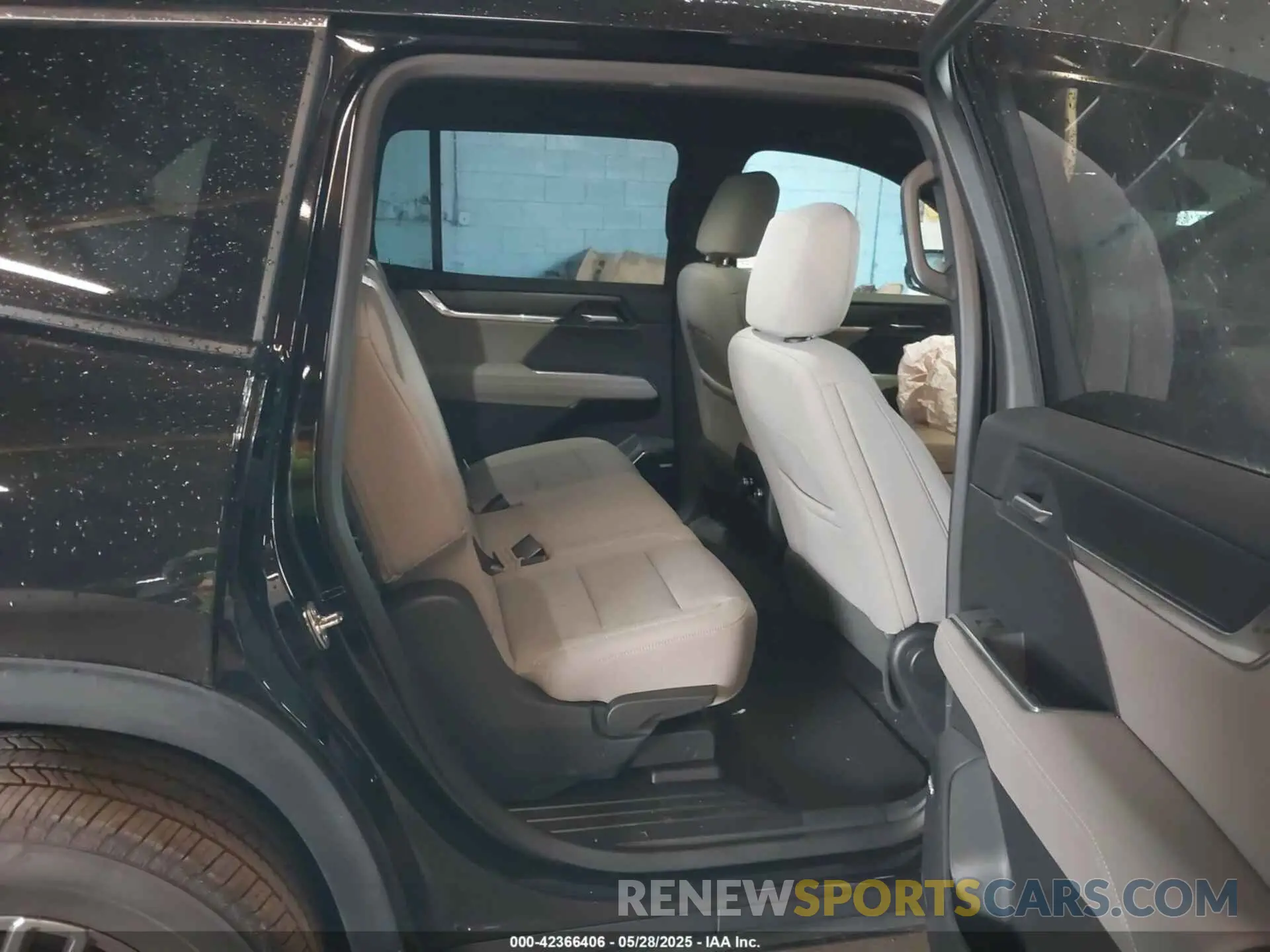 8 Photograph of a damaged car 1GKENNRS4SJ173076 GMC ACADIA 2025